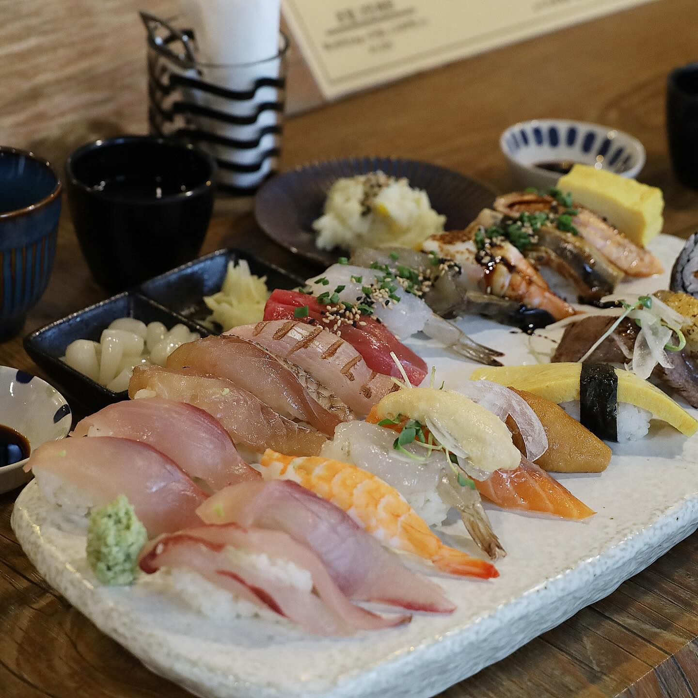 😋😋

세상에 이렇게 맛있는 초밥이 있다니!!
#울산야음동맛집 #울산초밥맛집 #스시야바푸
sushiya_bapoo 

사장님이 매일 직접 농수산물 시장에 가서 횟감 사오고
소스부터 재료까지 다 직접 손질해서
최상 퀄리티의 초밥을 만들어주시는 곳

럭셔리초밥, 점심특선초밥, 알밥 먹었는데
다 넘나 맛있고 회는 입에서 살살 녹아
진짜 회초밥은 비린내 1도 없고 꼬소할 정도
초밥 퀄리티가 예사롭지 않구만 🤔🤔

늠나 훌륭한 #울산스시야바푸
#야음상가시장 #울산초밥맛집 #울산스시맛집 
#울산야음동초밥 #울산수암동초밥 #울산남구초밥
#울산야음동스시 #울산남구초밥배달 #울산초밥배달
#울산스시배달 #울산남구스시 #울산수암동스시
#울산초밥 #울산남구맛집 #울산일식맛집 #울산일식
#울산밥집 #울산배달맛집 #초밥집 #찐맛집