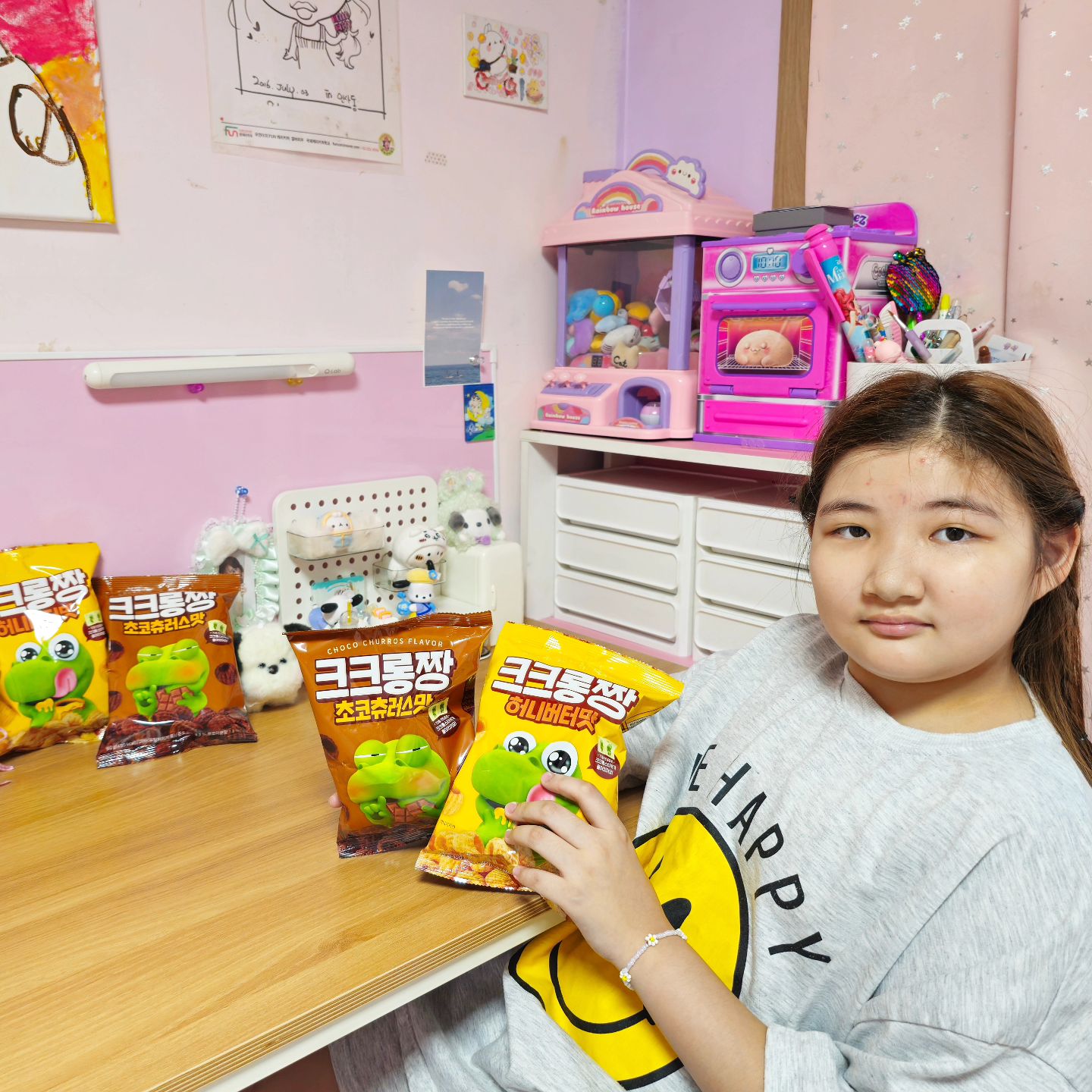 #협찬
[어니스트 f&b]
크크롱짱 허니버터맛&초코츄러스맛😋🍯🍫

장마 끝나고 폭염시작🥵
이럴땐
집에서 시원한 에어컨 키워놓고 과자 잔뜩 사서 뿌시는게 쵝오👍

샤🎀랑 미술학원 다녀오는 길에 "CU"에서 발견한
신상과자!!
"크크롱짱"인데요😁
허니버터맛과 초코츄러스맛 두가지있기에
냉큼 집어 왔어요✌️

🍫초코츄러스맛은
달달하고 진~~한 준초콜릿과 코코아분말로 달콤함이 가득❣️
🍯허니버터맛은
아카시아 꿀과 허니버터시즈닝으로 단짠단짠❣️

샤맘은 아메리카노랑 허니버터맛이 더 끌렸고~
샤🎀는 우유랑 초코츄러스맛이 더 맘에 든다고🥰

게다가!!
넘나 귀엽고 사랑스런 크롱의 스티커💖
총 70가지가 있다니 모으는 재미도 느껴보아요😘

♡CU에서 만나요♡

#정시아😘
#샤샤공주👑
#정샤💓
#정베비👶 #주니어 #주니어모델 
#초등일상 #크크롱짱 #신상 #신상과자 #신상간식 #편의점과자 #편의점간식 #편의점과자추천 #CU간식 #CU과자 #씨유편의점과자 # 봉지과자 #편의점간식추천