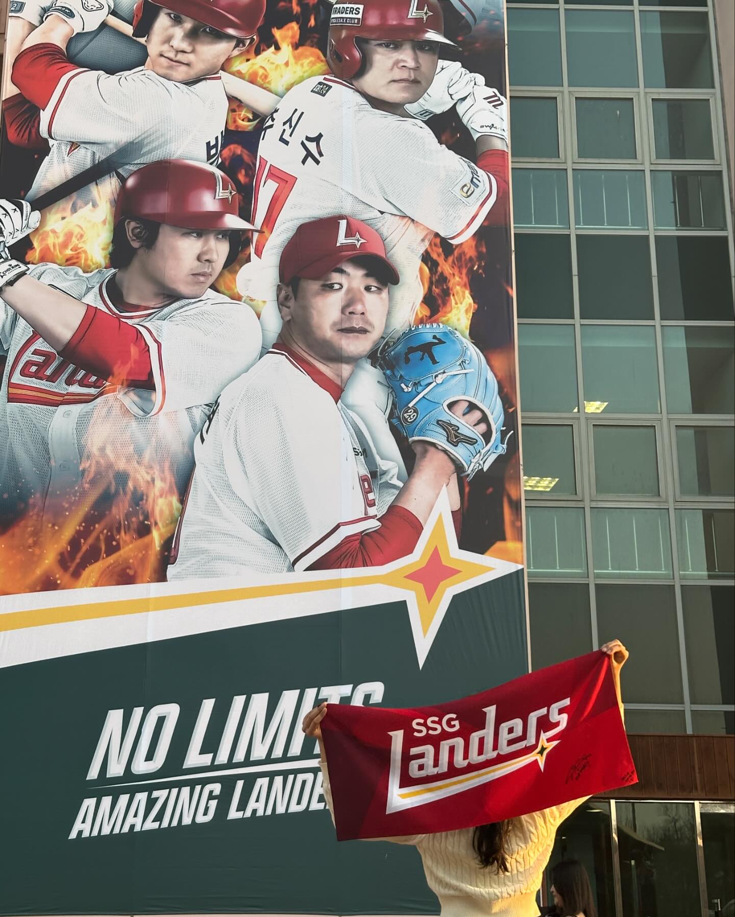 제일 좋아하는 등장곡 에레디아~⚾️❤️

喜怒哀樂
희노애락이 모두 있는 야구!
앞으로 쭉쭉 날려버려~~~🥇
##ssg #ssg랜더스 #인천ssg #랜더스필드 #에레디아