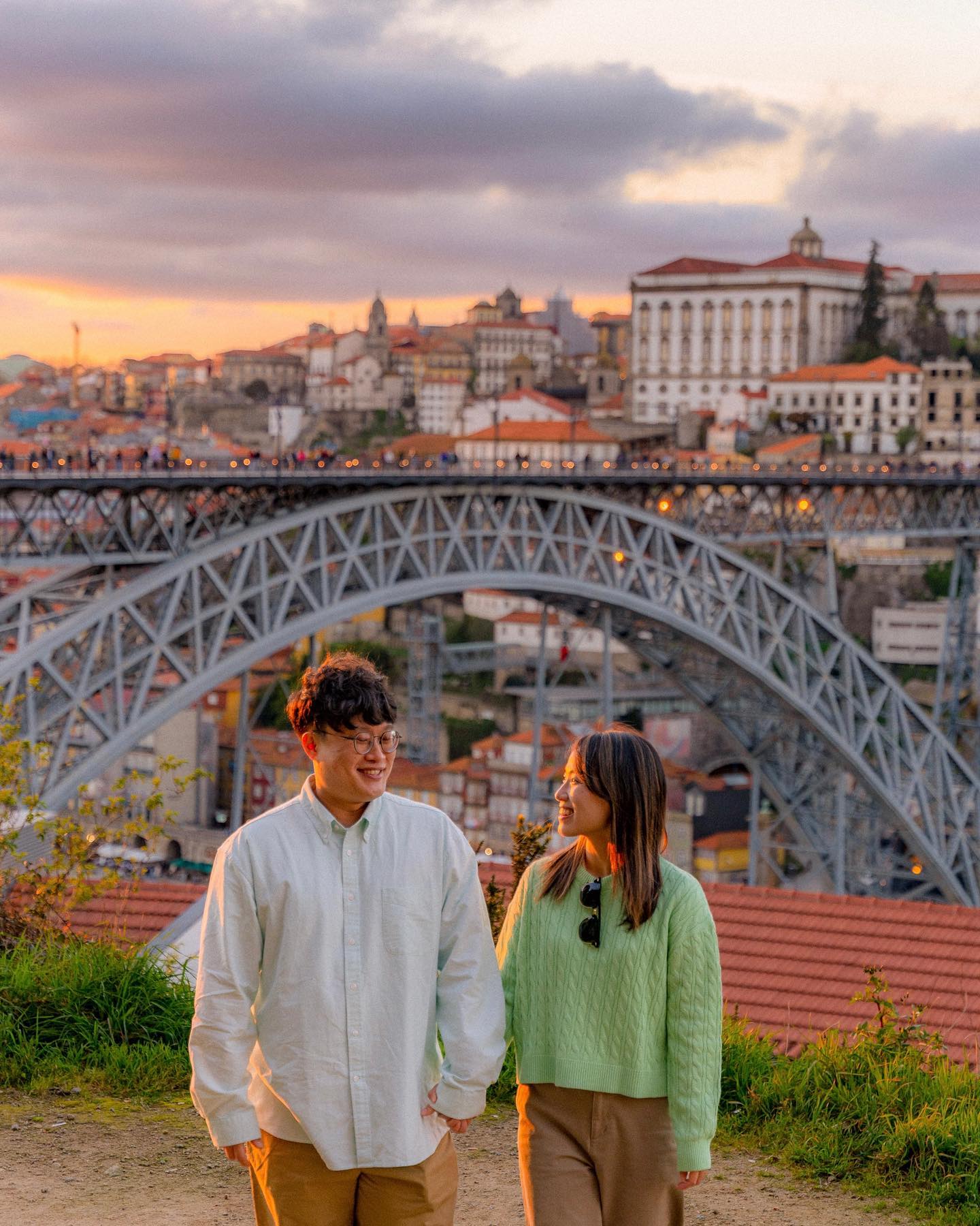 🇵🇹포르투에서 찍은 스냅B컷 모음😇
포르투에서 첫 일정은 스냅촬영! 포르투가 우리를 환영해주는 것처럼 날씨가 너무 좋았고 특히나 노을이 미쳤음🥺🧡 사진찍으러 이동할 때마다 보는 풍경에 감동해서 진심 너무 너무 예뻐서 자꾸 눈에 눈물이 고임ㅋㅋㅋㅋㅋㅋ이렇게 행복해도 되냐고요,,,흑흑
처음 찍어본 스냅이라 너무 너무 어색하고 민망하고 어려웠지만ㅋㅋㅋㅋㅋ작가님 덕분에 재미있게 촬영했다! 감사합니당 제나작가님🫶🏻 beijo.porto beijo.porto_jenah 한 가지 아쉬운 건 우리의 의상선택,,, 너무 오버핏이어서 실루엣이 아쉬웠다고 한다 담에는 더 잘해보잣!
.
.
#포르투스냅 #포르투여행 #포르투갈스냅 #포르투갈신혼여행 #포르투갈여행🇵🇹 #유럽신혼여행 #portotravel #portotrip #visitportugal