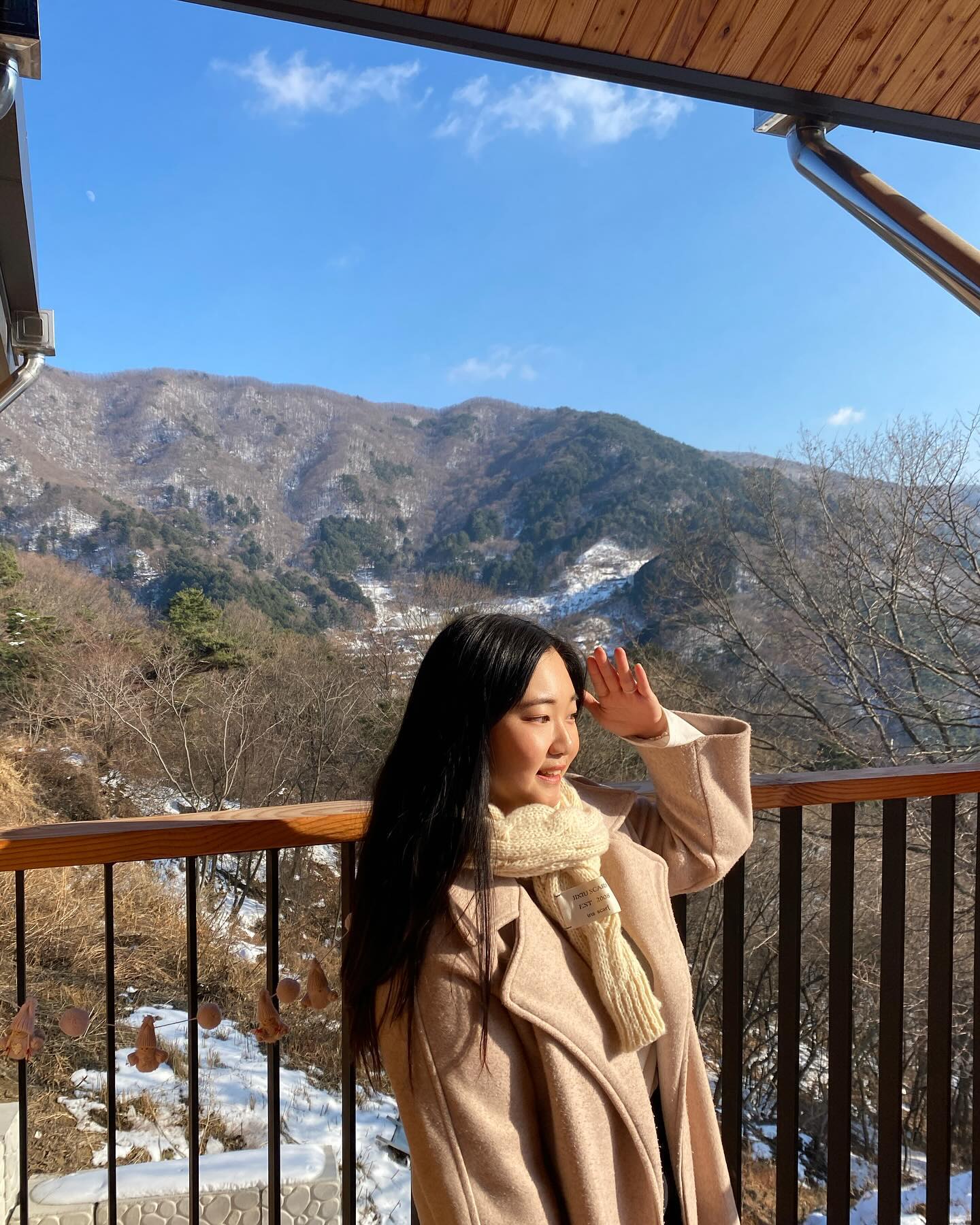지리산 열세 봉우리가 내려다보이는 #카페오도재 ⛰️

가족 여행 중 발견한 예쁜 함양 카페,,✨
인테리어가 전체적으로 우드 톤이라 분위기가 넘 따뜻하고 좋더라고요. 그리고 카페에서 보이는 멋진 지리산 뷰까지,, 아주 완벽하자나,,!?🤎

추워서 시킨 핫초코는 왜 이렇게 귀엽던지 너무 귀여워서 먹기 아까웠어요,,☃🥹

카페 근처에 “한국의 아름다운 길 100선“으로 선정된 #지안재 가 있으니 커피 마시고 한 번 구경해 보세요💓

< odojae_cafe >
📍경남 함양군 마천면 지리산가는길 534 카페오도재
💸 아메리카노 6,000 / 오도재크림라떼 7,300 
🐶카페 내 애완동물 제한 (야외 테라스 이용 시 목줄, 배변봉투 필참)
.
.
.