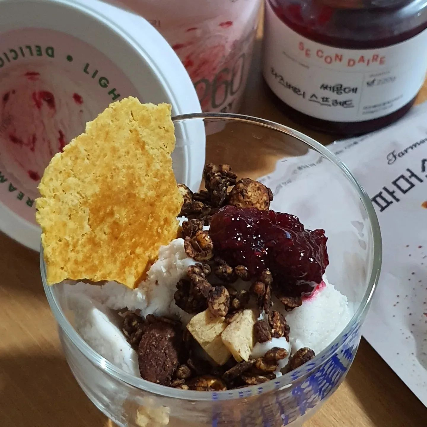 초코딸기파르페 🍧💗 #제품제공 

쫀득하고 달콤한 #라이틀리 스트로베리 아이스크림에 🍓
솔솔솔 뿌려준
#키토제니 파머스그래놀라 초콜릿넛츠 🍫

이번에 선보이는
파머스그래놀라의 새로운 맛인데요 !
독일 마르겐 버터, 진한 무설탕 코코아의 조화로
이루어진 고급스런 풍미가 느껴지더라구요 🌃
카카오스러운 쌉쌀한 초코와
통아몬드, 그리고 귀하디 귀한 헤이즐넛도
통째로 들어가있는데
드문드문 보이는게 아닌
봉투를 열면 헤이즐넛 밭이 펼쳐진다는 😳🤎
현미 후레이크와 코코넛후레이크로
바삭한 식감을 더하고
치아씨드까지 함유되어서 포만감도 든든한
이거 뭐 하나 빠지는게 없이 완벽하자나요?! 🤷‍♀️

아이스크림에 닿아도
쉽게 눅져지지 않구 바삭바삭 청키해 🤍

#쎄콩데 라즈베리 스프레드로
톡! 터지는 상콤함까지 더해주고
고구마칩도 꽂아주면은
파르페집(?) 오픈이요 🏡💜

✔ 11월 13일부터 27일까지
키토제니 블랙프라이데이 행사가 진행되는 중이라
전제품을 할인가에 만날 수 있는데요 !
어서어서 달려가보아요 ,, 💨♥️

_

#라이틀리아이스크림 #아이스크림
#그래놀라 #파머스그래놀라 #무설탕그래놀라 #저당그래놀라 #다이어트그래놀라 #파머스그래놀라초콜릿넛츠 #초코그래놀라 #다이어트간식
#쎄콩데앰버서더_2기 #레시피 #서브푸드 #홈카페 #홈파티 #홈디저트 #홈스토랑 #홈브런치 #홈쿡