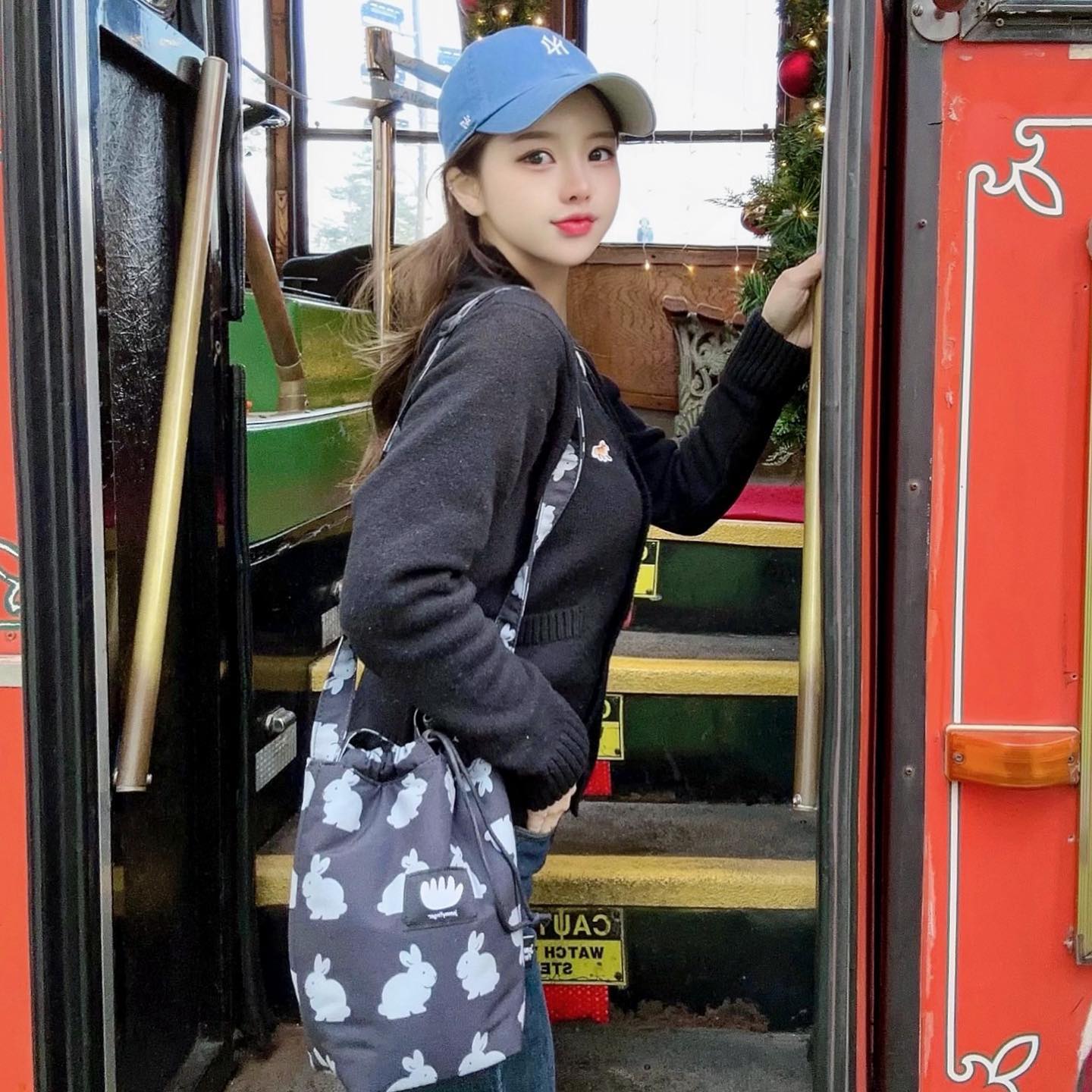 "우리 함께 우리의 여정을 시작해봐요! 💕✨
설레고 기쁨 가득한 기차 타고 드라이브 할까요? 🚂💨
겨울에 드니까 더귀엽자낭!! 포근하게 따뜻한 느낌의 패딩 버킷 
귀여운 블랙래빗이 잔뜩~~!🐰🖤
패딩 버킷으로 함께하는 시간들이 더욱 특별할 거예요~ ! 
수납도 편리하고 실용적인 디자인이라 보부상들의 많관부 🥰

jammyfinger ✌🏻💜
.
.
.

#재미핑거 #jammyfinger #디자이너브랜드가방 #가방추천 #데일리가방 #크로스백 #숄더백 #토트백 #버킷백 #패딩버킷 #패딩가방 #얼스타그램 #앨리웨이광교 #드라이브 #좋반 #ootd #baglover #crossbags #shoulderbag #totebag #branding #designerbags #likesforlike #koreastyle #koreanfashion