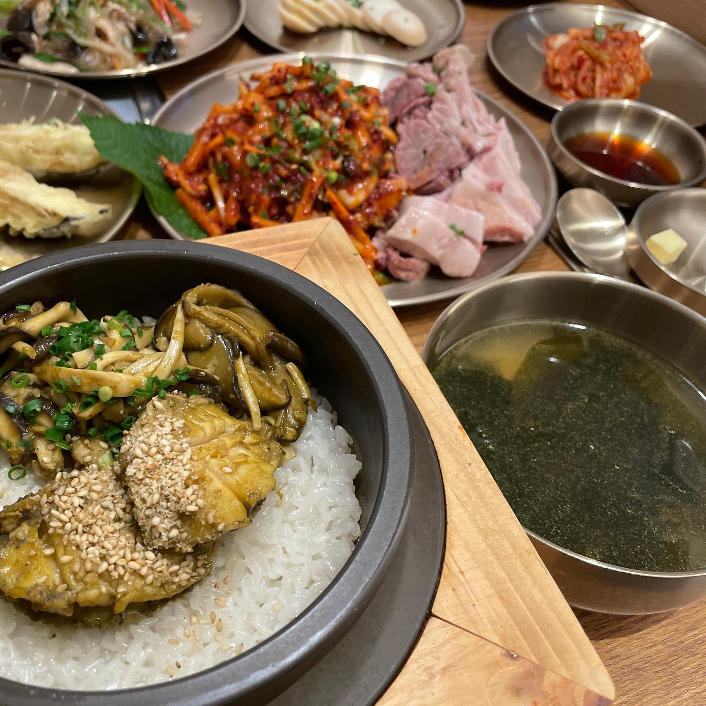 오늘은 지산동에 위치한 ‘전복명가’를 소개할게요.

바다의 황제! 보양식 대표 식재료인 전복의 일품요리들을 만날 수 있는곳입니다. 전 전복돌솥밥과 전복무침회&보쌈을 먹어봤어요.

🥢전복돌솥밥 비주얼 장난 아니쥬? 전복 가득 들어있고 양념장도 주시는데 안넣고 먹어도 될 만큼 풍미와 감칠맛을 느낄 수 있습니다! 
🥢전복무침회&보쌈 꼭 드셔보세요.
전복무침회를 처음 먹어봤는데… 워후우! 감칠맛이 장난아닙니다. 그리고 야들야들한 보쌈. 그냥먹음 사르르 녹아요녹아💚
고기 잡내 전-혀 없고, 전복무침회와 함께 먹으면 설명이 필요 없습니다. 감탄하면서 먹었어요!

부모님 모시고 또 와보고싶다는 생각이 절로 나던 곳.
23개월 아기랑 와도 편안하게 식사할 수 있는 곳이었어요. 전복요리는 지산동 전복명가로 가세요:-)

#지산동맛집#전복명가