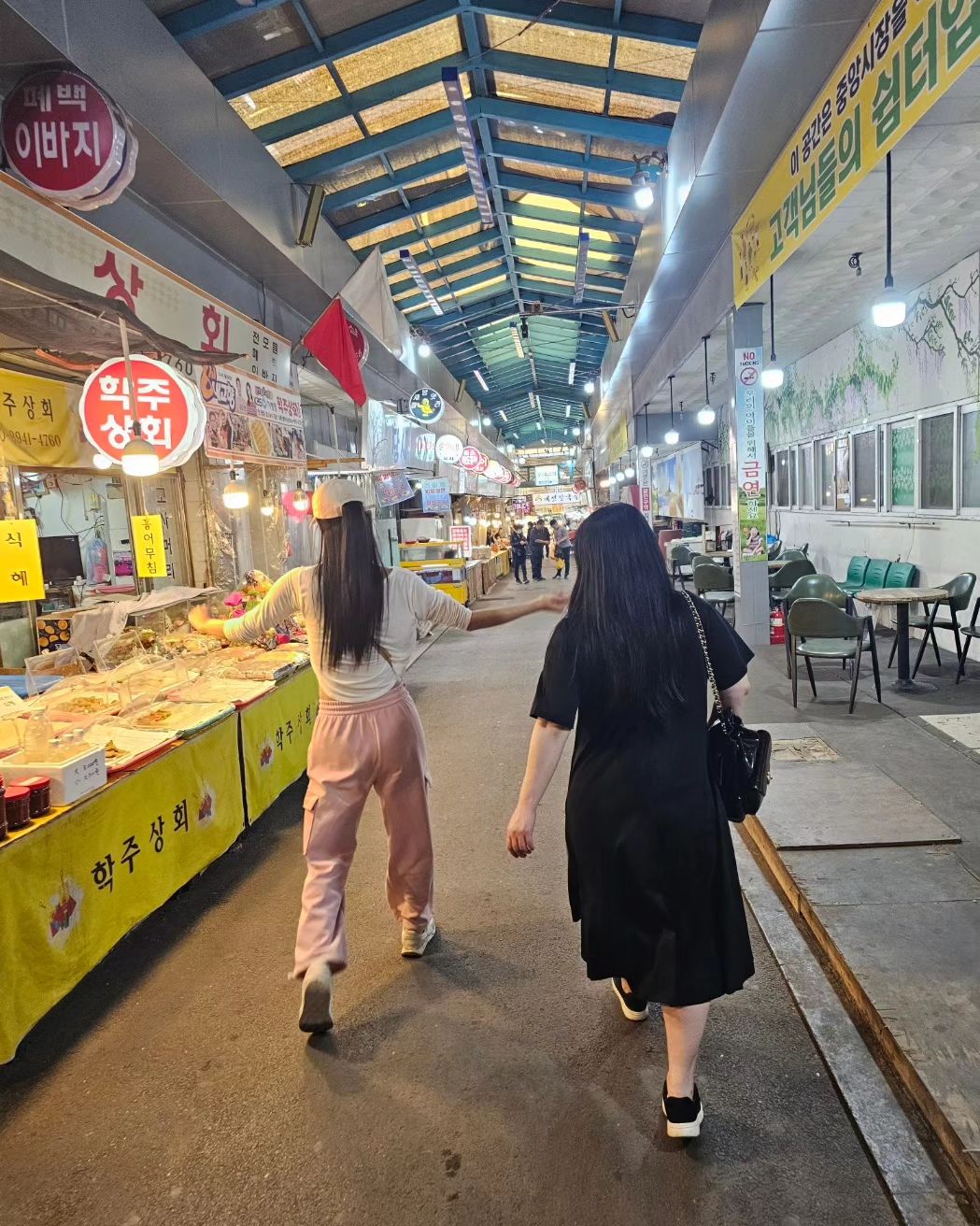 #
문제 :  첫번째 사진에서 나는 왜 신이났을까요?ㅋㅋ
간만에 동네친구들이랑 안양유원지가서 백숙도 배터지게먹고
작은계곡에 발도좀 담궈보고🤭
산책인줄알고 올라간길에서 등산하고 탈탈탈털려
기껏먹은 막걸리 다 깨고 내려오긴했지만
그래도 자연자연했다 이말이야😄
하루종일 진짜 알차게 놀았다!!!!!!!!!
집에오자마자 숙면취한건 안비밀ㅋㅋㅋ