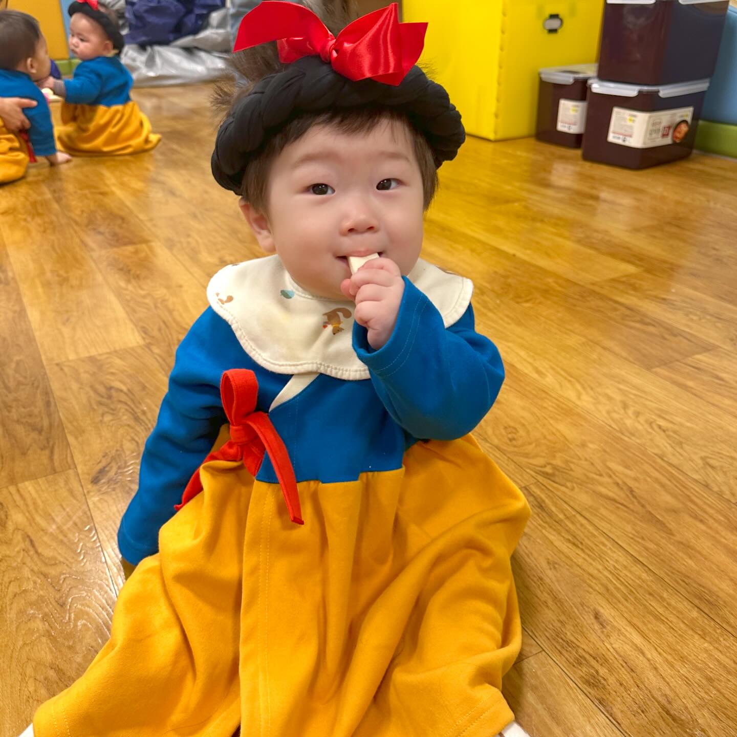 생각보다 괜찮았던 

문센 첫날! 

새싹아이 오감놀이! 

장금이로 변신해서 녹두가지고 녹두전 만들기!! 

쪽쪽이를 안무는 우주 덕분에 

엄마는 떡뻥셔틀😂