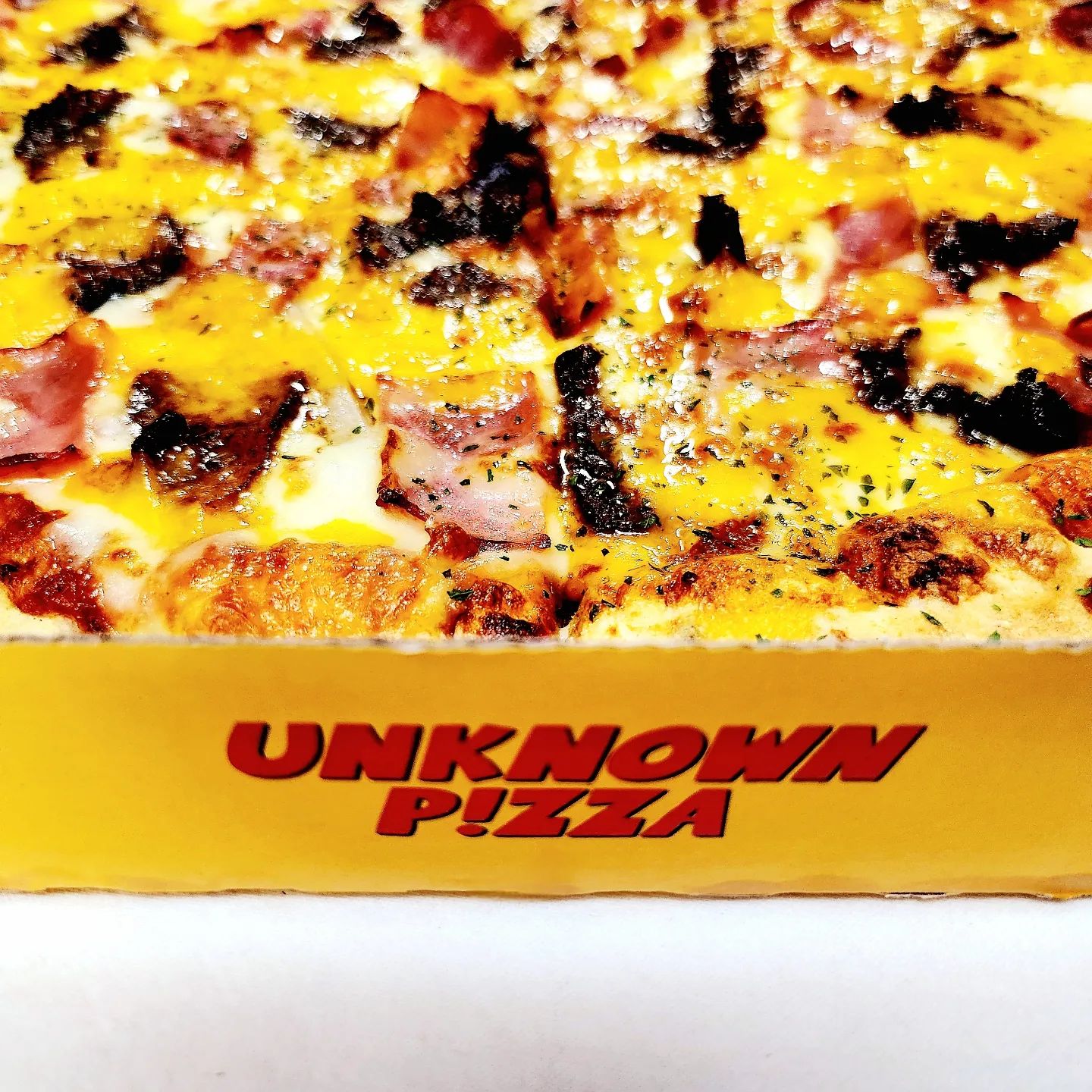 #제품제공 #협찬 #언노운피자
🏷 unknownpizza.official

언노운피자를 맛보는 순간 
제일 먼저 들게 될 생각 예상해봄

'이런 존맛탱 피자 이제 먹게된 나 반성함'

맛있는 것은 널리알려 
세상을 이롭게 해야합니다.

피자덕후 홍챠피셜
피자는 기본에 충실해야 합니다.
기본 피자가 맛있는 집이 찐맛집

베이스토마토소스, 도우부터 
눈물나게 맛있는집
<언노운피자>

이번 홍챠픽은
"베이컨치즈불고기피자"

베이컨과 불고기의 적절한 조합과
체다+모짜렐라치즈 하모니가 찰떡같아서 
쥐도새도모르게 피자 한 판이 사라지는 
마법을 경험할 수있어요.

웨지미트볼 스파게티는
커다란 미트볼과 풍성한 소스앞에
마음이 혜자로워지지요

#홍챠 #홍챠의일기 #홍챠의리뷰
#unknownpizza #피자추천 #피자맛집 #베이컨불고기피자 #야식추천 #맥주안주 #피자덕후 #오늘뭐먹지#주말메뉴 #베이컨피자 #언노운피자천안 #천안피자 #언노운피자아산탕정 #천안피자맛집