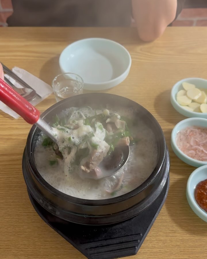 #왕십리 #무봉리토종순대국

왕십리 갈때면 꼭 들러줘야 하는 2차 필수코스
예쁘고 분위기있는 곳보다 노포가 열배는 좋은 우리…

멀쩡한 자리 두고 구석탱이 컴컴한 자리로 갔다가
불켜주신다고 했는데 사양하고 불끄고 먹음ㅋㅋ
(어두운 곳이 술맛이 더 조크든용 💡🌚)

특이하게 고추기름을 풀어서도 먹는 집인데 본연의 맛이 최고
들깨가루 청양고추 후추 팍팍 넣고 술안주로 홀짝 먹기
참고로 여기 다슬기해장국, 순대국, 찰순대 다 맛있음…

📍서울 성동구 왕십리로21길 17
💸 술국 18,000원

#술꾼돼지_왕십리 #왕십리역맛집 #왕십리맛집 #순대국 #술국 #무봉리토종순대국 #일상 #daily #소통 #선팔 #맞팔 #먹스타 #먹스타그램 #맛스타그램 #술스타그램 #먹방 #존맛 #JMT #food