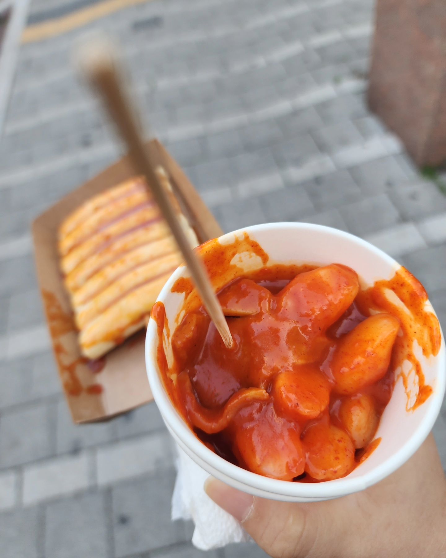 초등학교 다닐때 학교앞에서 팔던 300원 하던 컵떡볶이, 100원이였던 떡꼬치..
추억의 맛이 뭔지 알게된 나이가 되서 슬프네요
오른 물가만큼 이제는 초등학교 앞에서는 볼 수 없는 문방구,분식점들

#추억의맛 #컵떡볶이 #떡꼬치

이제는 검색해보고 찾아봐야지만 먹을수있네요

✅️ 운정떡뽀이
경기 파주시 가람로 22 근린생활시설 2동 105호