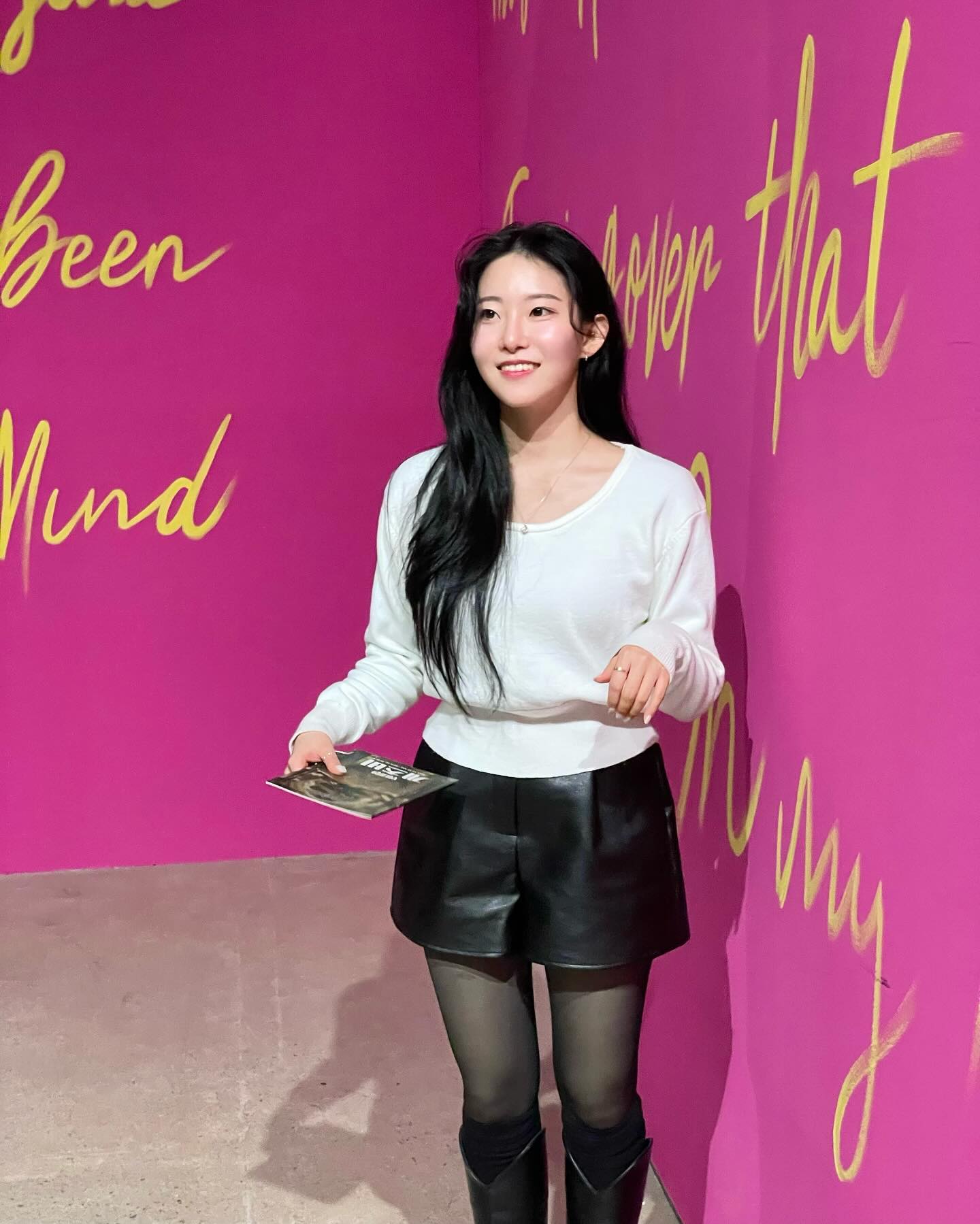 ✨서울 놀거리 찾는 분 주목✨
⠀
<위대한 개츠비> 압구정 K현대미술관 전시회 다녀왔어요🩵
소설과 영화로 만났던 작품을 전시회로도 만나보니 기억이 새록새록 나더라구요😀 저는 금손 친구들과 함께 방문해서 사진 100장 찍었습니다 크크
⠀ 
📎 위대한 개츠비 👉🏻 2층, 3층 전시 중! (2023.12.02 ~ 2024.03.31)
🍯특정 씬들을 주제로 작품을 전시해두어서 영화보고 가시길 추천!! 작품에 담긴 의미가 더 잘 와닿아요 ◡̈
⠀ 
📎 성인 20,000원/ 청소년 17,000원/ 어린이 15,000원
🍯 위대한 개츠비는 1월 한 달간 네이버 예약 후 방문 시 20% 할인해용 ◡̈
⠀ 
📎 이외에도 피터팬 전시회(~24.02.25), 전혁림 개인전(~24.02.11)도 운영 중이니 서울에서 놀거리 찾으시는 분들 방문해보세용 ♥
⠀
본 게시물은 전시회 초청으로 방문 후 작성하는 글입니다.
⠀
#위대한개츠비전 #K현대미술관 #KMCA #서울전시회 #전시 #전시추천 #협찬 #전시회추천