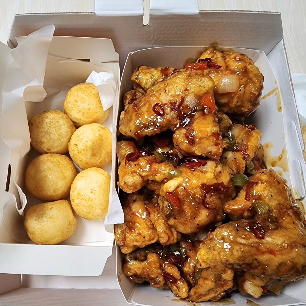호식이두마리 치킨
이벤트 당첨으로
너무 맛있는 수라깐풍치킨 갈릭바게뜨볼 먹어봤어요
수라깐풍치킨 매콤달콤한게 자꾸자꾸 먹고 싶은 맛!!
갈릭바게뜨볼이랑 같이 먹으니 더 맛있네요
진짜 한국인 입맛에 딱 맞는 맛
메뉴 설명 그대로 수라간 기미상궁도 반해버릴 맛이랍니다!!
꼭 한번 드셔보세용

#치킨 #치킨맛집 #호식이두마리치킨 #수라깐풍치킨
#치킨추천 #치킨맛집추천 #깐풍치킨 
#먹스타 #맛스타 #먹스타그램
#맛스타그램 #야식 #야식스타그램