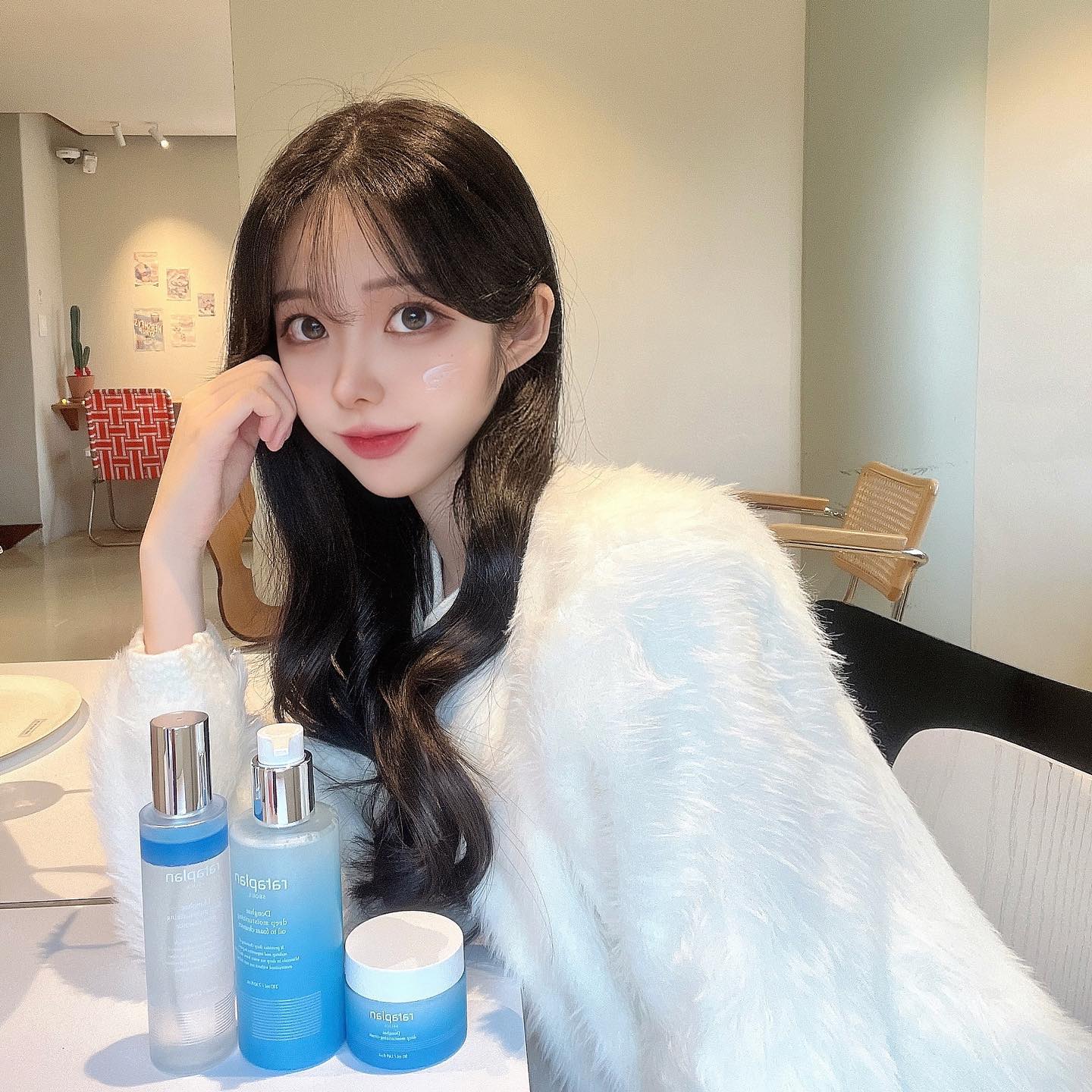 #협찬 라타플랑과 함께 피부 속부터 탄탄하게 수분부터 보습까지 촘촘히 관리해주자구요🤍 

🌊라타플랑 동해 심층 보습 크림
- 뷰티플랫폼 [화해]에서 2023 상반기 
  미백/주름 기능성 크림 부문 어워드 1위 
- 뷰티풀랫폼 [파우더룸] 크림 부문 랭킹 1위
- 배우 고윤정님이 사용하는 미백 보습 크림

크림은 동해 청정 해양심층수 52.4%를 담고
복합 보습 성분이 보습장벽을 탄탄하게 형성해주어

피부 속부터 보습 레이어링으로 채워주기 때문에
건조한 피부를 탄탄하고 촉촉하게 관리해줄 수 있어요

🌊동해 심층 보습 오일 투 폼 클렌저
메이크업 부터 블랙헤드까지 한번에 oill to Foam ﹗ 
건조한 피부는 오일 제형이 자극없이 모공과 메이크업을

딥클렌징 해주고 물이 닿으면 부드러운 거품 제형으로
바뀌어 2차 세안이 필요없게 완벽한 클렌징이 가능해요

딥클렌징 된 모공에 미네랄이 가득 담긴 해양심층수로
탄탄하게 보습 충전까지 촉촉히 마무리 해줄 수 있답니다

🌊동해 심층 보습 미스트 에센스
미세 안개분사 펌프로 메이크업 위에 분사해도 뭉치거나 
두드릴 필요 없이 산뜻하게 즉각 보습을 선사해주는데요

미네랄워터와 발효오일의 황금비율로 피부에 무너짐 없는
보습 장벽을 형성해주어 유수분 밸런스를 맞춰준답니다

청정 미네랄 동해 해양심층수가 함유되어 피부 속까지
촉촉하고 꽉 찬 심층 보습 케어가 가능해요﹗

크림, 클렌저, 에센스 모두 자극없는 안심 포뮬러로
피부가 민감하신 분들도 안심하고 사용하실 수 있어요 ◡̈
rataplan.official 
.
.
#라타플랑 #고윤정크림 #고윤정보습크림 #수분충전 #보습크림 #동해보습크림 #보습크림추천 #skincare #Kbeauty #동해클렌저 #오일투폼 #동해미스트 #미스트에센스 #미스트추천