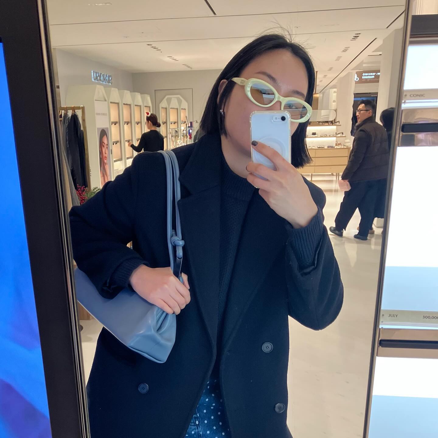 나의 연휴는

집 밖으로 안나오겠다는 다짐과는 달리, 금요일에는 엄마 폰 바꿔주러 갔다가 갑자기 14프로맥스로 바꿨고. 토요일에는 체크인 하러가서 오랫동안 줄 서있었는데, 예약자명에 내가 없다고, 일요일로 잘못 예약했었고. 일요일에는 풀만호텔 갔다가, 체해서 간호해주고, 마지막인 오늘은 바시티 자켓이 왠지 나한테도 잘 어울릴 것 같아서 신강 들렸고. 내일은 출근인데 야근냄새 벌써나고. 어쨌거나 연휴는 순식간이고.

#젠틀몬스터 #젠몬 #여자코트코디 #롱코트코디 #프라이탁 #호캉스즐기기 .
