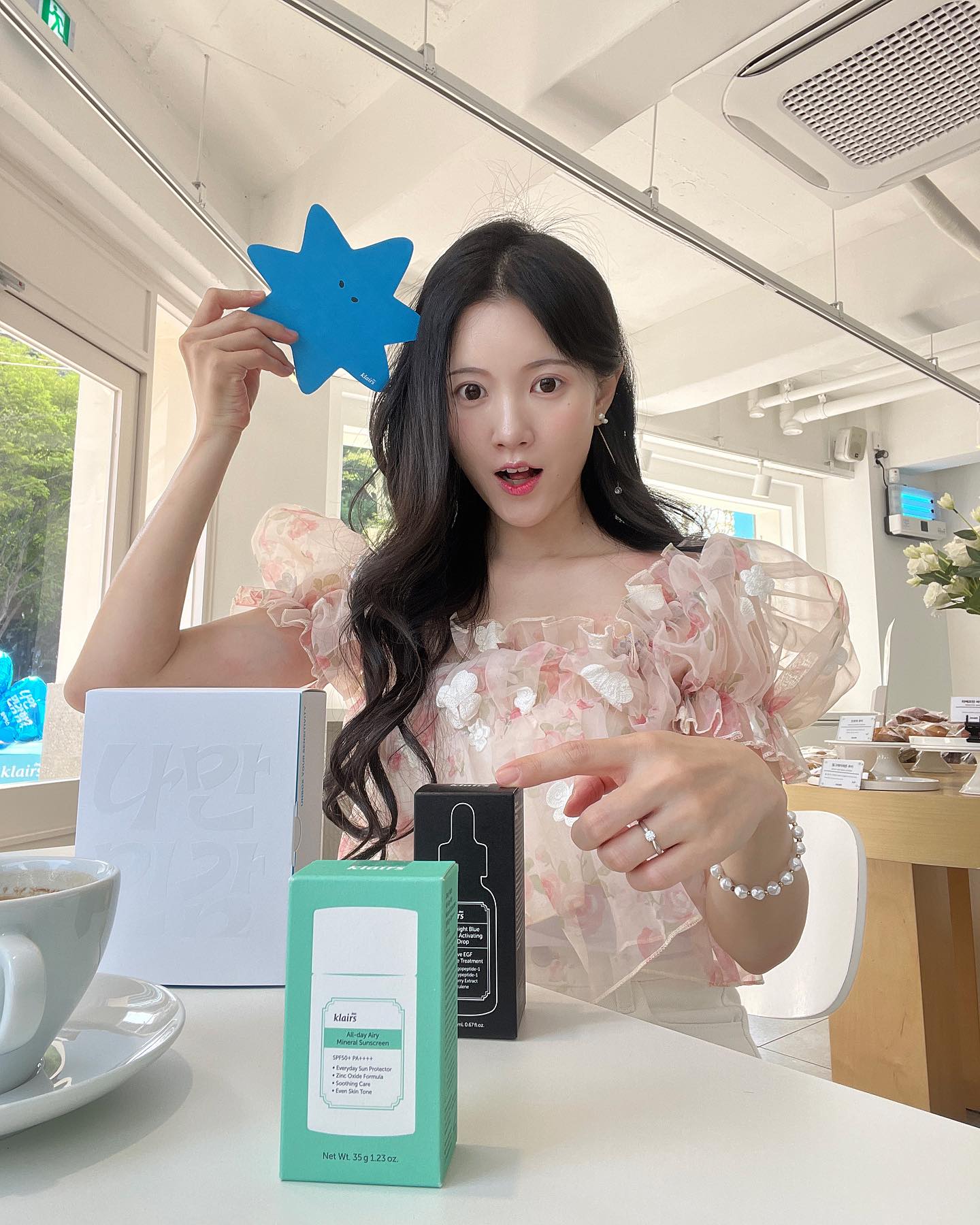 #협찬 #광고 x dear_klairs

봄의 따사로운 햇살을 만끽하며, 설레는 하루 하루를 보내고 계신가요?🌸✨
야외로 나가는 날이 잦아진만큼 꿀피부를 위해 꼭 챙겨야할 아이템이 존재하죠…?
바로 바로 선크림!!!되시겠습니당!
Slow aging에 핵심이기도 한 선크림은 365일 꼼꼼히 챙겨 발라줘야 할만큼 붸리 임풜턴트 하다구요…✨

쥬쥬가 애정하는 디어클레어스의 ‘올 데이 에어리 무기자차 선크림‘은 저처럼 선크림이 주는 전형적인 느낌… 즉 갑갑함과 끈적임이 극도로 싫다 하시는 분들에게 선물과도 같은 제품입니당…🍃🫧

우선 오일리 하지도 뻑뻑 하지도 않은 적당히 부드럽고 수분감이 느껴지는 제형이라 데일리 사용하기 너무 좋아요! 피부에 도포해도 산뜻함이 느껴지고 그 위에 쿠션이 보송 보송하게 올라가는 걸 경험하는 순간, 제품의 진가가 제대로 발휘됩니다아아…🫧

네추럴하게 톤업 되어 얼굴도 한층 더 화사해 보이고, 가벼운 느낌으로 피부에 밀착되기에 하루종일 산뜻한 피부를 경험하실 수 있어요…🫶🏻🌷

Thanks to dear_klairs 

#디어클레어스선크림 #디어클레어스 #dearklairs #무기자차선크림 #뷰티스타그램