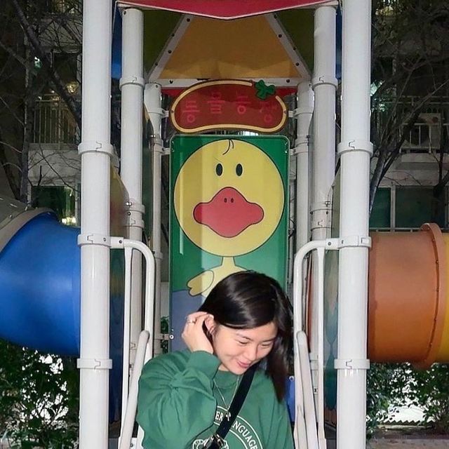 솔이 ᙏ̤̫͚ ◡̈⃝✩‧₊ ᰔ on Instagram: "#광고 @standarderror_official 프린팅과 컬러가 너무 예쁜 맨투맨💚 POLY 27% COTTON 73%의 부드럽고 탄탄한 소재의 맨투맨이라 지금 날씨에 입기 좋아요🍁 팬