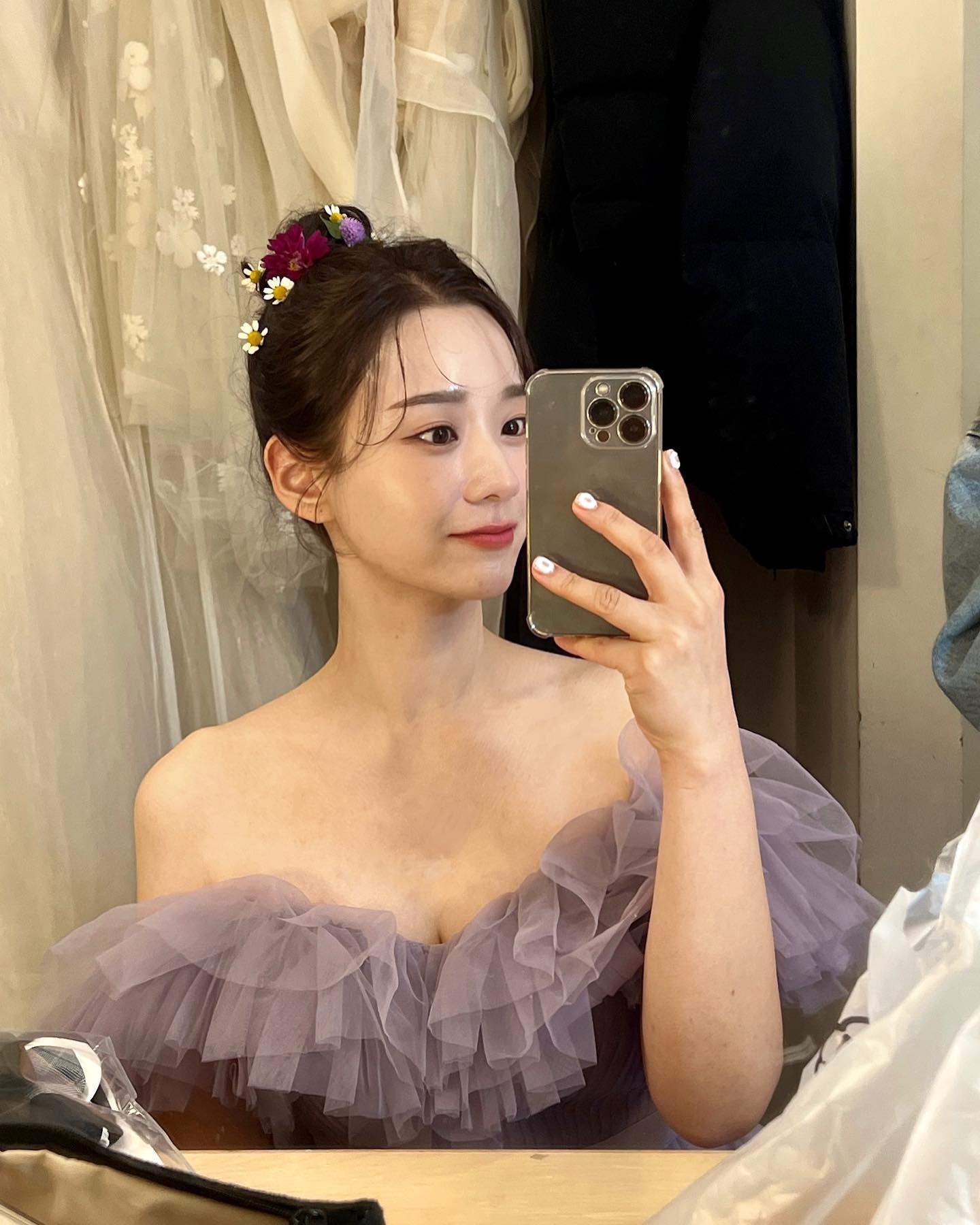 23.11.17. 웨촬 끝!!

헤어변형 부르길 정말 잘 했다는 생각이 들어요🤣
욕심 많은 신부라 현장 시간추가로 총 5시간 함께한 희은쌤💜

풍성웨이브 > 생화하이번 > 로우포니테일 > 가시번 + 진주 콩콩 > 생머리

웨딩 스케치 영상이랑 그냥 웨딩 사진으로 써도 될 거 같은 수백장의 사진들까지 감사합니다~~

#웨딩촬영 #웨딩촬영헤어 #헤어변형 #muf희은