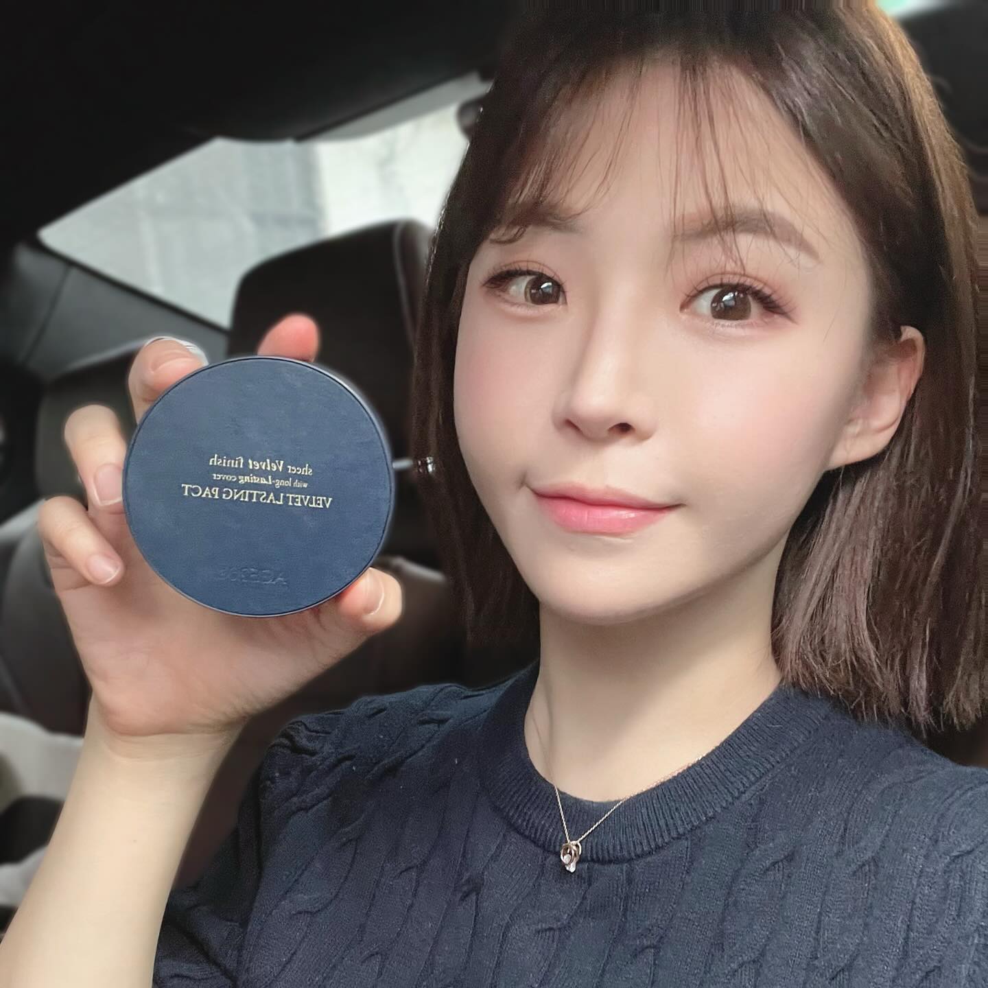 #제품협찬 
“팩트, 당당하게 래스팅 (Lasting)을 이야기하다”
제가 요즘 스마트폰만큼이나 항상 챙겨서 다니는 팩트!! 출시 되자마자 베스트셀러가 된 #대세템 이에요😍
역시 #에이지투웨니스 일 잘한다👏🏻👏🏻

에이지투웨니스의 기술력이 긴 밤 제형의 파운데이션인데, 쿠션팩트의 아쉬운 점이 모~두 보완 돼 있어서 정말 만족하면서 쓰고 있어요😃

고보습밤을 바르는 것 같은 느낌인데 마무리는 보송보송해서 건조한 겨울날씨에 정말 찰떡인것같아요🫶🏻

최대 70시간 지속되는 하이래스팅으로 하루종일 깨끗한 피부가 유지돼요

어성초수 60% 수분 베이스로 차가운 겨울바람과 건조한 히터바람에도 속건조 없이 수분 진정이 되는 아주 똑똑한 제품이랍니다🫶🏻😃

무엇보다 미니멀 레더 디자인이 정말 취향저격이에요😍 
모던하고 심플한 패키지로 깔끔한 고급스러움이 느껴진달까요😍

age20s_official #AGE20S  #벨벳래스팅팩트 #벨벳팩트 #에이지팩트 #에이지쿠션 #세미매트 #세미매트쿠션 #크림밤팩트 #겉보속촉 #커버력좋은팩트 #커버팩트 #팩트추천 #쿠션팩트추천 #쿠션커버 #쿠션추천 #데일리팩트 #촉촉한팩트 #촉촉쿠션 #지속력좋은쿠션 #수부지쿠션 #지성쿠션