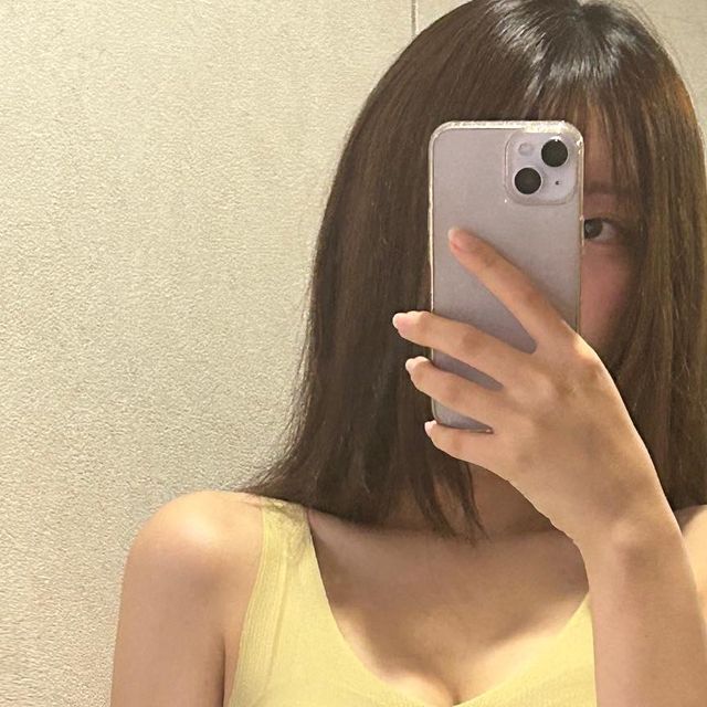나은 on Instagram: "#광고 이너웨어에 진심인 마른파이브가 제작한 쉬어 심리스 v넥 크롭 브라탑!! 쫀쫀하게 핏되는데 감촉도 부드럽고 체형 보정까지 된다?! 속옷처럼 야한 느낌 없는 깔끔한