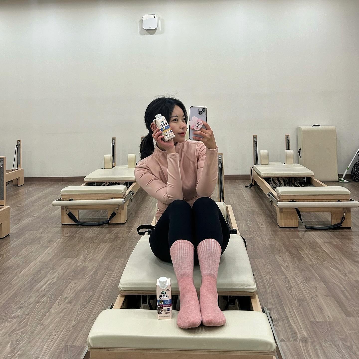 운동후에는 역시 프로핏🩷
단백질 보충 중요해요 ദ്ദി˶ｰ̀֊ｰ́ )

운동할때 가지고 다니면서 
간편하게 마실 수 있고
진짜 맛있어요ㅠㅠ😭

그리고 아침밥 안 먹을때가 많은데
프로핏 하나 마시면 진짜 든든!

‼️프로핏 우유단백질 제품 특장점‼️
- 100% 우유단백질 20g 함유
- 풍미 가득한 맛있는 단백질 (밀크 바닐라 / 모카 초코맛)
- 제로 슈가 제품 (無당, 無트랜스지방, 無유당)
- 근육 합성에 필요한 필수 아미노산 함유
- 락토프리 제품으로 편하게 섭취 가능
- 100kcal 이하의 가벼움

저는 사실 체중감량을 위해
러닝을 많이 하고 싶은데..
날이 추워서 필라테스를 주로 하고있습니다ㅠㅠ 

그래도 오랜만에 본가와서
간단하게 러닝했더니 개운하네용😆 #오런완 

요즘 날씨가 많이 추운데
다들 안전 운동하세요 !!

#셀렉스 #프로핏 #프로핏터SOLO #프로핏우유단백질
#밀크단백질 #우유단백질 #프로틴 #프로틴음료 #MPI 
#제로슈가 #단백질 #단백질음료 #마시는단백질