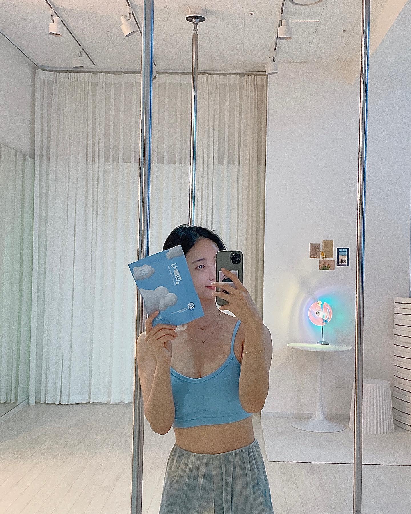 #협찬
🏷 원펀치 구름티
⠀
평소 야식 자주드시는분,
얼굴, 몸이 띵띵 해지는 느낌이 자주 드는분들,
중요한 사진촬영 앞두고 계신분들,
예뻐보이고 싶은분들 그냥 다들 주목 해 주세요 ㅎㅎㅎ
⠀
한의사가 만든 블랜딩티로 일반적인 호박팥차(원물티)와 효과면에서 더 뛰어나요.
카페인이나 많이 섭취했을때 문제가 되는 재료가 포함되어 있지 않아 물 마시는것 처럼 편하게 마실 수 있고,
티 소믈리에와 함께 개발해서 인지 맛도 너무 좋아요!
맹물먹었을때 비린맛을 잘 느끼는 저는 진짜 평소 커피 아님 잘 안마시고,
다른 호박,팥이 베이스인 티를 마셔도 제 입맛에는 잘 못마시는 맛이였는데
구름티는 진짜 은은하고 호박이 들어갔다고 해서 너무 달달하지도 않고 딱 물처럼 마실 수 있어요ㅠㅠ🤍
⠀
저는 곧 웨딩촬영도 앞두고 있고,
요가와 폴댄스를 가르치고 있는 직업을 가진 저는 항상 붓기에 신경을 쓰는 편인데
앞으로는 카페인도 줄이고 붓기도 줄이고 오히려 좋아 ☁️🤍
⠀
청담샵에서 연예인들이 관리가 필요할 때 제공하는 차인 구름티 ! 
요런 티 맛 없다고 생각하신 분들 진짜 한번만 드셔보시길 추천드립미다 ෆ
⠀
⠀
⠀
⠀
⠀
⠀
⠀
#닥터원펀치 #구름티 #카페인없는차 #물대신차 #신부관리 #오운완 #호박차 #팥차 #호박팥차 #식단