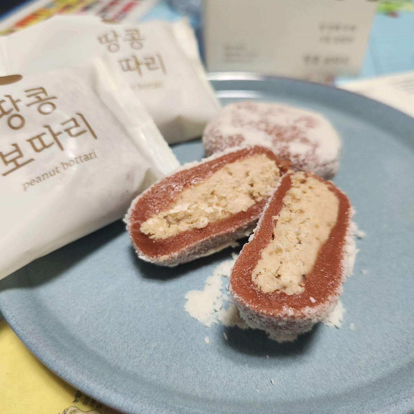 #협찬
.
.
.
찹쌀떡 참 좋아하는데 
제주주제 땅콩보따리 크림찹쌀떡
느끼할꺼라 생각했는데 
와우~ 넘 맛있어요.

고소하고 부드러운 땅콩크림
거기에 국산 쌀로 만든 쫄깃한 찹쌀떡 
둘의 조화가 예술이예요.

제주주제 라는 이름의 
스마트스토어 에서 한라봉, 녹차, 땅콩 등 3가지 맛의
찹쌀떡을 판매중인데 포장도 예뻐 선물용으로
준비하기도 좋을듯해요.

스토어 알람설정을 해놓으면 
할인쿠폰도 받을 수 있 더욱 저렴한 가격에 
제품은 받아볼 수 있다고해요.
참고하셔서 구입시 도움 받으시면 좋을듯해요.

🛍구입처 https://smartstore.naver.com/jejujuje/products/9199026218

.
.
#ㅈㅈㅈㅈ #제주주제 #제주특산품 #찹쌀떡 #한라봉 #제주녹차 #우도땅콩 #떡 #오메기떡 #생크림찹쌀떡 #간식 #사무실간식 #영양떡 #답례떡
