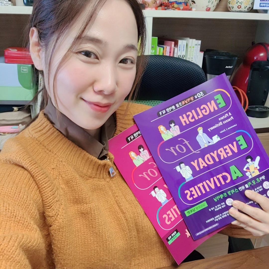 #협찬 eea_kr #EEA #웅진컴퍼스
🌅새해 계획에 항상 들어가는 영어 공부📚
올해에도 계획은 했지만 참 막막했는데
<EEA(일상 활동을 위한 영어) 50일 영어 낭독으로
원어민 되기>로 시작해보려고요~🫡

하루 10분 50일만 꾸준히 하면
영어 말하기 실력이 는다는 점이 좋더라고요😍
실제로 미국인이 많이 사용하는
실생활 영어가 담겨있어 활용도가 높을 것 같아요👌

talkit앱으로 동영상 강의 들으며 따라 읽고
그림 보고 입영작해보고 
안 보고 순서대로 1분 프레젠테이션 해보면
실생활 회화가 술술~~🤗

매일 10분 공부로
올해는 영어로 말하기에 도전해볼래요
우리 함께 EEA로 영어 혼공 해요~~👋

#오공완 #여행영어 #직장인영어회화 #육아 #기초영어 #Talkit #엄마표영어 #영어어플 #다이어트 #성인영어회화 #뷰티 #건강 #영어공부혼자하기 #자기계발 #관리