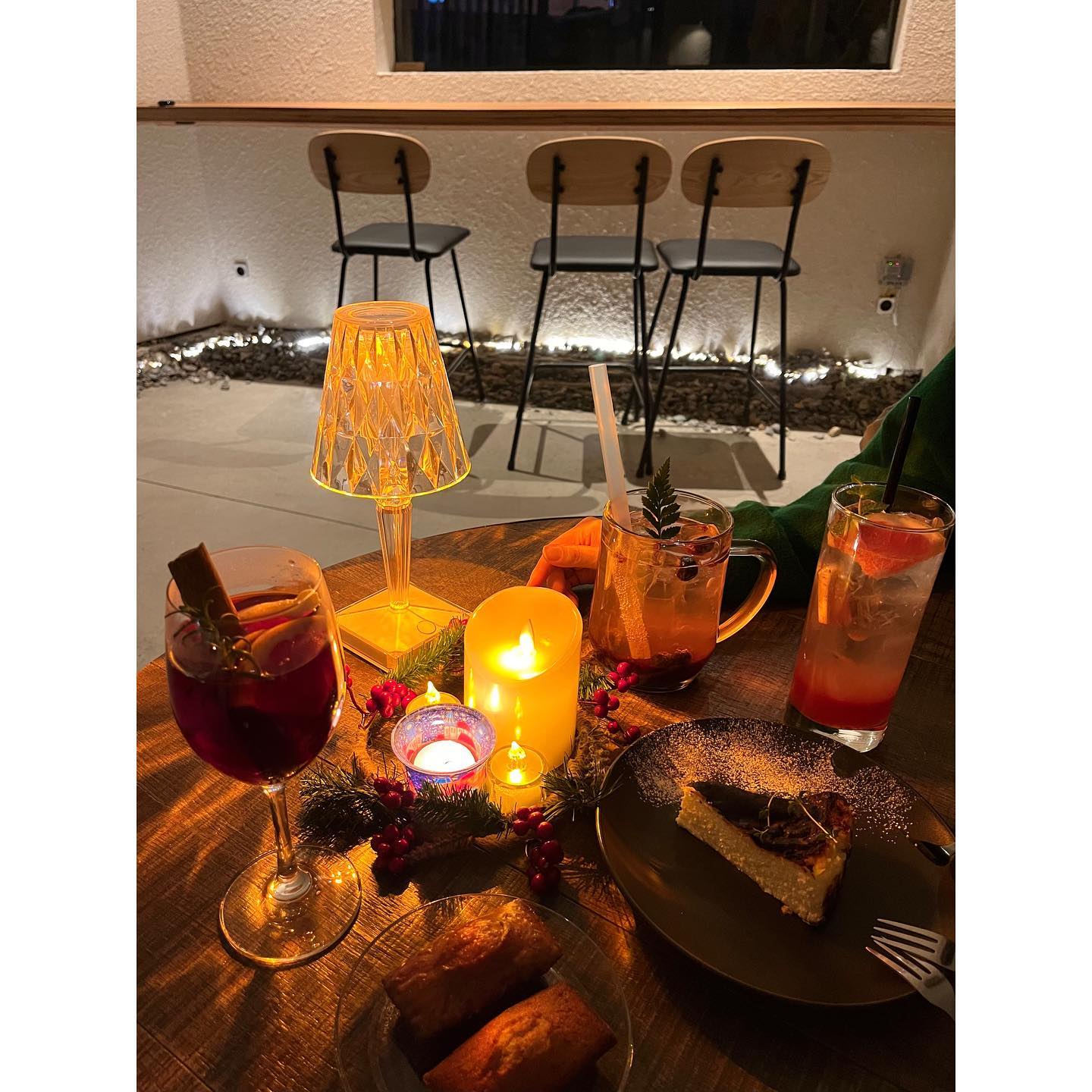 𖤐
나주 내려갔으니 또 내친구들은 만나고와야징~
짧은 만남이였지만
강렬하게 할거 다하고 왔던 #밤마실

우리 썬사장이 나 오랜만에 내려왔다고 사준 
맛있는 #옥돼지 먹구 카페왔는데
여기서 #뱅쇼 를 파네? ㅋㅋㅋ⫬ㅋ⫬ 
차 가지구 와서 무알콜로 주문했지만 
맛도 분위기도 다 기억에 남는곳 ◡̈

각자의 위치에서 열심히 살고있는 우리들♡
올해도 화이팅!! 
_
#봉선동카페 #포레스트 
#봉선동맛집추천