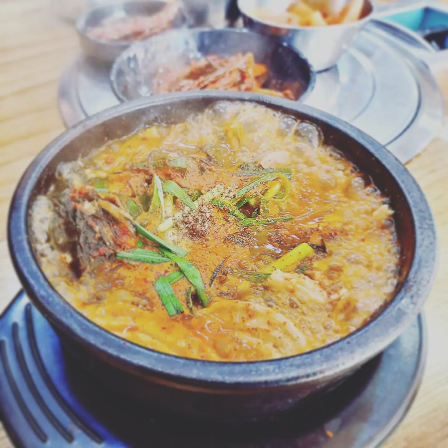 맛따라 어디든 가는 맛따라 GO!!

#소래포구 #서산곱창

간만에 소래포구 갔다가 
회먹고 돌아오는 길에
뜨끈한 국물이 땡겨서 들어간 곳이에요☺️

곱창집이지만 내장당도 일품이라는 평이 있길래
살짝 기대하고 들어간 곳입니다.

✔️ 내장탕 💰10.0

뜨끈한 국물에 푸짐하게 들어간 건더기
이마에 땀이 송순송골 맺힐정도로 🌶🌶
얼큰한 맛이 내장탕 전문점 못지 않았어요.

집 가까운 곳이었다면, 
다시 방문해서 분명 맛있을
곱창로 먹어보고 싶었는데,
다음에 기회가 된다면 그래봐야겠네요.

🏢 서산곱창
📍 인천 남동구 장도로25

#맛따라_소래포구 #맛따라 #내장탕 #소래포구맛집 #소래포구내장탕 #국밥 #소래포구밥집 #곱창맛집 #국밥맛집 #내장탕맛집 #먹스타그램 #맛스타그램 #foodstagram #eatstagram