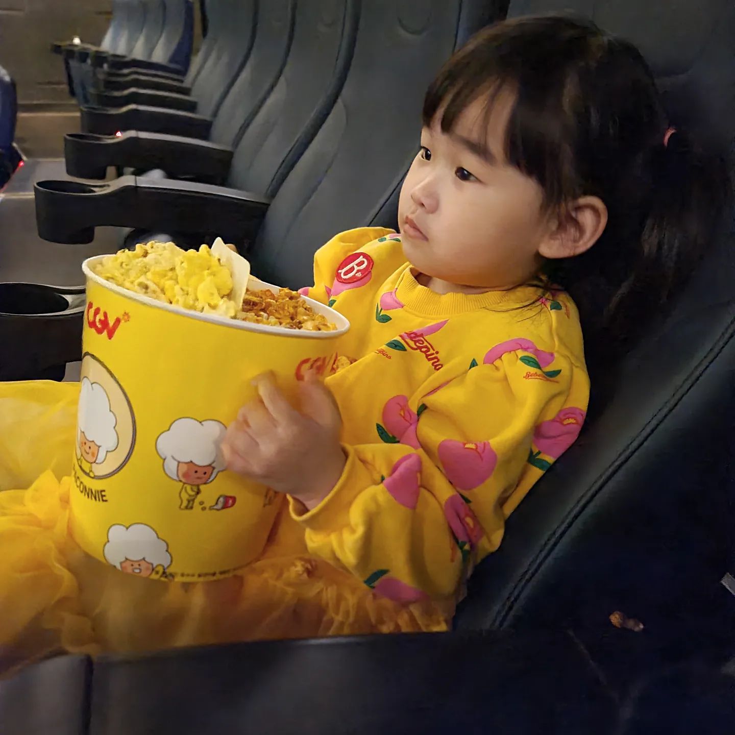 호빵이의 첫 영화관📽

아기상어 극장판 보고 왔어요
얼마전 어린이집 무비데이때 
집중해서 잘 봤다는 키즈노트를 보고
영화데이트 한번 해야겠다 싶었는데
연휴 마지막날인 오늘 후다닥 다녀왔어요

큰 화면이 신기한지
광고부터 몰두해서 보는 모습이 웃기고
긴 시간동안 얌전히 자리 지키고 앉아있는 걸 보니
다 키웠다 싶음 ㅎㅎㅎ
이제 4살 언니래요😎

어니언팝콘은 맛없다며 킁킁 냄새로 구분해서
카라멜 팝콘만 골라먹고 
요즘은 영화관에서 딸기우유도 팔던데여?
최애 딸기우유까지 아주 만족하신 하루

표 안끊어도 되는 나이라는데
몰라서 표 2장 끊음^^^^^^
오늘의 멍청비용이었습니다

그리고 이제 엄마가 되어
정신연령이 낮아졌는지
어린이 영화도 재밌었어요 
조만간 다른 것도 또 보러가야지
껄껄

#육아일상 #아기상어극장판 #4살아기 #영화데이트