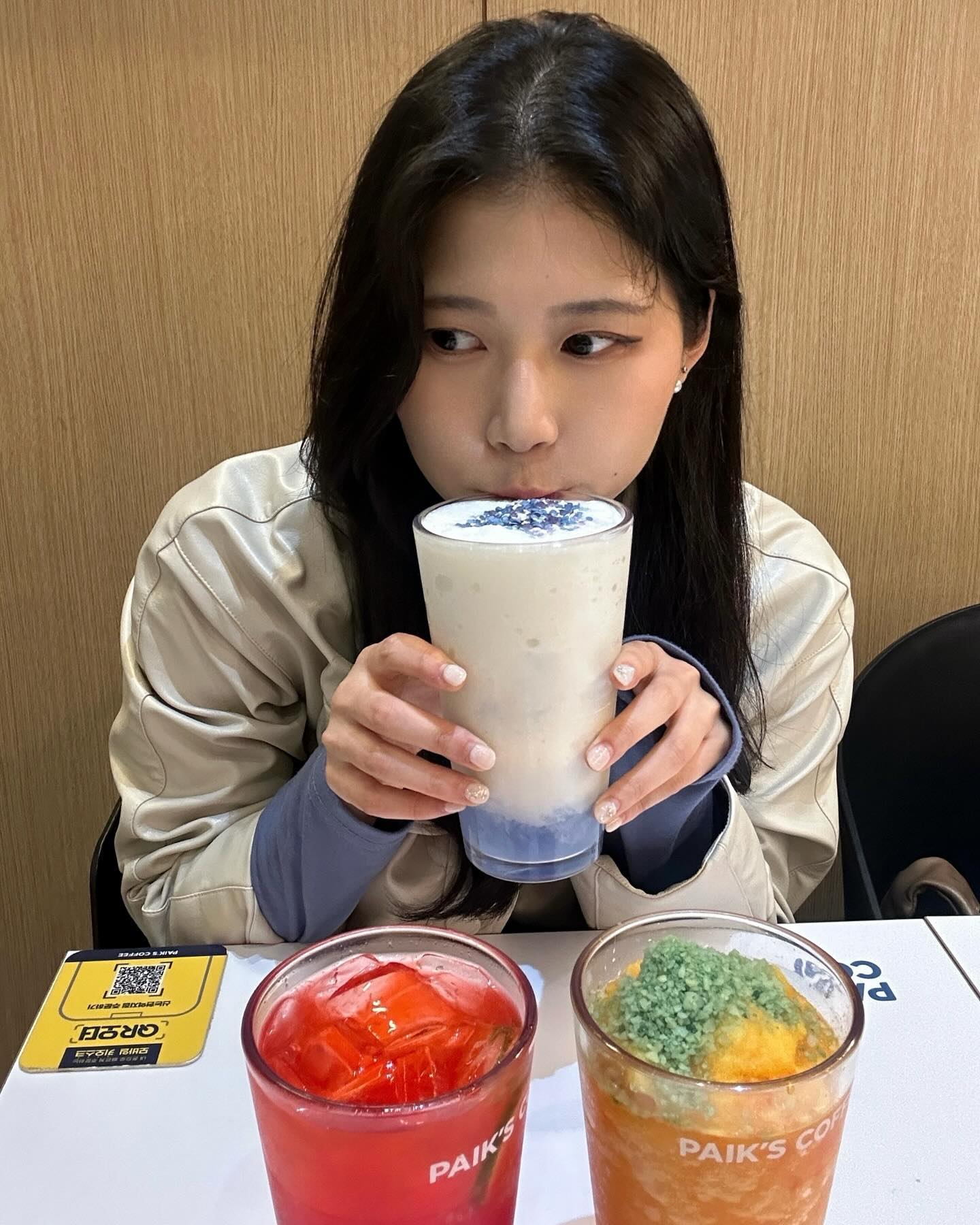 #광고 paikscoffee_official
빽다방 신메뉴 너무 맛있쟈너😋

❤️‍🔥소울트로닉에이드🍊🍒🍋
현대자동차 캐스퍼 소울트로닉 오렌지 펄 컬러 색상을 똑닮은 [빽다방X캐스퍼] 콜라보 음료에요! 자몽, 체리, 레몬이 섞인 듯한 상큼한 맛

🍼블루캔디밀크쉐이크🩵
한입먹자마자 반했어요ㅜ빽다방 블루캔디소다의 스무디 버전이라는데 엄청 부드럽고 달콤ㅎ맛도리

🥭트로피칼팝핑스무디🍭
열대과일 맛 스무디 위 톡톡 튀는 팝핑캔디가 가득한데 팝핑캔디 좋아한다면 추천><

💛빽다방 X 현대자동차 캐스퍼🚙
"빽다방 신메뉴 먹고 캐스퍼타자(งᐛ)ว (งᐖ )ว"
☑️1등에게는 캐스퍼 디 에센셜 1대 제공!
☑️10명에게 빽다방 10만 원 쿠폰
☑️300명에게 캐스퍼 24시간 그린카 시승권 
☑️빽다방 고객 누구나 캐스퍼 출고 10만 원 할인쿠폰 제공
>> 빽다방에 있는 프로모션 포스터와 음료의 컵홀더 속 QR코드로 받은 쿠폰을 사용해 캐스퍼를 구매하면, 구매자 전원에게 빽다방 10만 원 쿠폰 추가 증정!

자세한 이벤트 내용은 빽다방 paikscoffee_official 공식 인스타그램 계정에서 확인하세용🤗

#빽다방 #빽다방신메뉴 #소울트로닉에이드 #블루캔디밀크쉐이크 #트로피칼팝핑스무디 #완전파인애플주스 #빽다방신상 #카페추천 #신상음료 #신상후기 #봄신메뉴 #카페음료 #카페음료추천 #캐스퍼 #캐스퍼콜라보 #빽다방이벤트 #카페이벤트 #경품이벤트