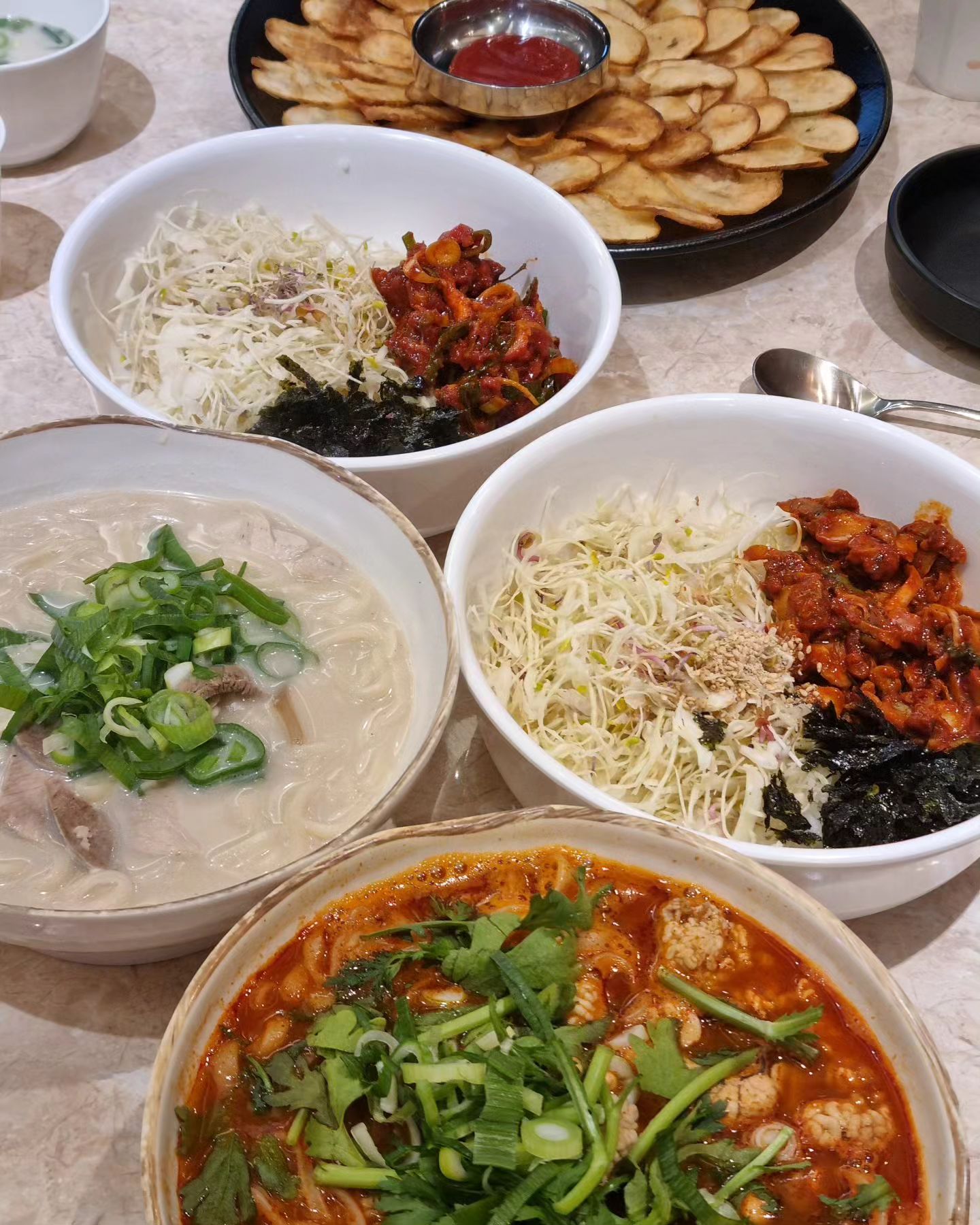 역시 사람은 밥심💪💪

브레이크타임 없는곳으로 찾아온 곳

아니 고니국수는 상상이 안됐었는데
생각보다 맛있었고, 감자전 최고다👍👍

배가고파서 그런건지 진짜 벨트풀고 허겁지겁 먹었구요
단추는 안잠기고요 ㅋㅋㅋㅋ

집에갈때까지 바지 단추는 안잠겻다고 합니다.

다들 그러지 않나요?????

# 생각보다 맛있다
# 여기가 육아일상인지
# 먹부림일상인지
# 일상은 일상이네

#대구 #대구맛집 #대구밥집 #달서구밥집 #죽전동밥집 #제주곤이칼국수 #육아소통 #일상소통 #일상
