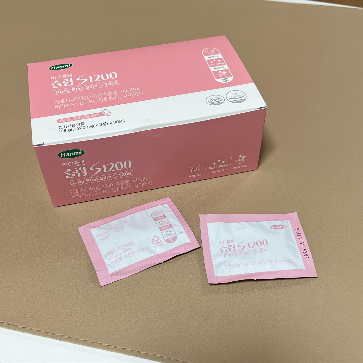 퓨어앤핏 바디플랜 슬림S 1200 고함량 가르시니아
pure.n.fit

요즘 겨울이 끝나가면서 다이어트를 벌써 시작했거나 준비하시는 분들이 주위에 꽤나 있는데요~ 효과적인 다이어트를 퓨어앤핏의 바디플랜 슬림S 1200 과 해보는거 어떠신가요?!👍

바디플랜 슬림 S 1200 이 다이어트에 특별한 이유는 식물성 다이어트 원료인 가르시니아 캄보지아 추출물 1200mg 가 들어있어서 체지방 감소에 도움이되며 식약처와 식품의약품안전처의 기능성과 안정성을 인정받은 건강기능식품 입니다~✌️

가르시니아 캄보지아의 성능은 탄수화물이 지방으로 합성되는것을 억제하여 체지방감소에 도움이됩니다!!
또한 바디플랜 슬림 S 1200 에는 비타민 A1,B1,B2,B6, 판토텐산, 나이아신 이 영양성분으로 들어가있어서 건강한 다이어트를 할 수 있죠~!! 그리고 부형제 무첨가여서 건강에 더더욱 걱정이 없어요😊😊😊

사이즈도 매우 작아서 휴대하기 매우 간편해요~ 지갑이나 파우치에 쏙 넣고 다닐 수 있어서 물 한잔만 있으면 언제 어디서든 섭취할 수 있어요!!

건강하고 효율적인 다이어트를 이번 여름에 성공하고 싶은 분들은 아래 링크를 눌러주세요!!
⤵️⤵️⤵️⤵️⤵️
https://smartstore.naver.com/boddari0401/products/7035512558?nt_source=cloudreview&nt_medium=exp&nt_detail=20230314

#고함량가르시니아 #가르시니아캄보지아 #건강한다이어트 #한미헬스케어 #가르시니아추천 #다이어트식품 #다이어트보조제추천 #체지방감소 #건기식 #부형제무첨가 #퓨어앤핏