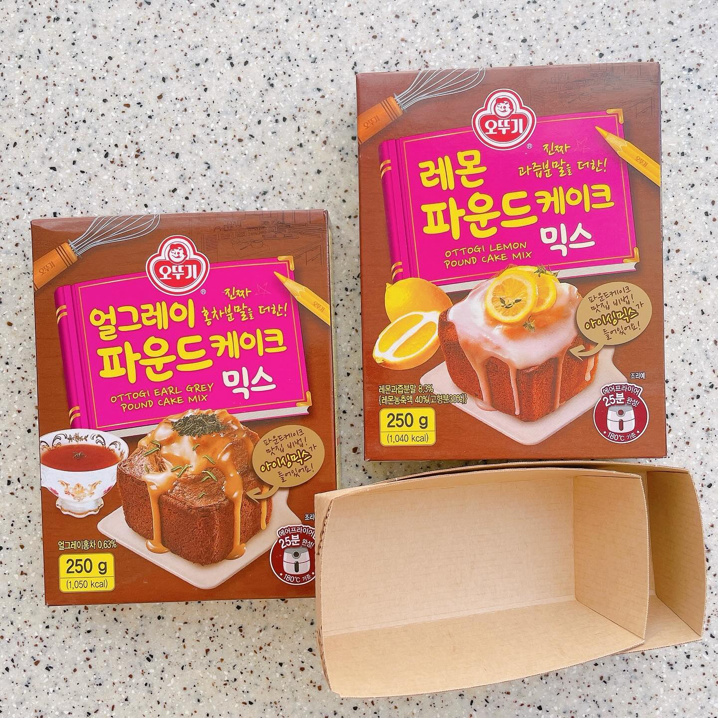 #협찬
재료 준비가 다 되어있기에,
간단한 반죽을 만들어 쉽게 구워낼수있는
파운드케이크 믹스 초보들! 오세요 
레몬파운드케이크와 얼그레이파운드케이크를 만들려고 해요
.
볼에 계란2개와 녹인버터를 넣고
얼그레이홍차분말과 레본과즙분말이 들어간
가루를 넣어서 섞으면 완전 빠르게 반죽이 나와요
반죽믹스가 있기에 계량저울은 필요없어요
원하는 베이킹틀에 넣고 구워줍니다
! 에어프라이어로도 가능해요! 185도 25분
.
패키지중에 제일 만족하는 아이싱믹스
파운드케이크의 핵심은 아이싱
레몬향이 가득 얼글레이향이 가득
너무 맛있어요!!
.
.
#협찬 #오뚜기 #파운드케이크 #파운드케이크맛집 #얼그레이파운드케이크 #레몬파운드케이크 #얼그레이 #레몬 #얼그레이파운드 #레몬파운드 #디저트