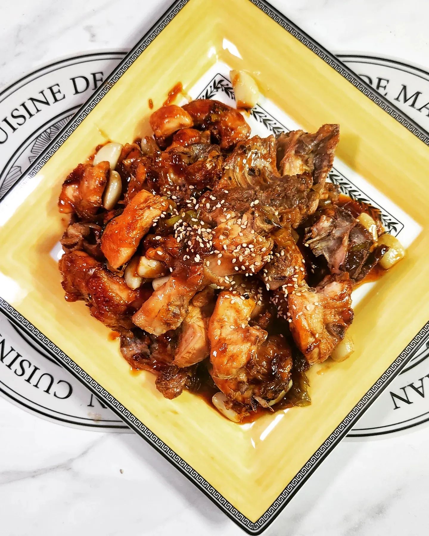 #협찬 #닭사무소 
🍗 편스토랑 류수영 갈비치킨 꼭 해드세요... 대존맛입니댜..🤤

🍗 국내산 생닭(1kg/6,900)
 닭이 정말 신선한건지, 내가 요리를 잘한건지(??)ㅋㅋㅋ 잡내가 1도 안난다!!잡내 없애는 작업 안하고 바로 요리했는데, 진짜 부드럽고, 진짜 잡내1도 안나고 그저 맛있기만 할뿐..🥰 닭볶음탕용으로 샀는데 진짜 알맞게 손질되어 와서 넘모 잘 먹었댜❤ 

🍗 당일손질하여 바로바로 배송되기 때문에 신선도는 최상!! 요 신선함으로 정부에서 백년가게로 인증까지 받은 가게라 하니 믿음 뿜뿜이다💟

🍗 기존 류수영 레시피에서 바베큐 소스 1스푼 더 추가하고, 요리 다 마치고 위에 버터 얹었더니 더 맛있어..😁💕 사실 치킨보다는 치킨과 찜닭 그 애매한 

🍗 신선한 닭오리 전문점 닭사무소가 궁금하다면 요깁니다요!!
https://smartstore.naver.com/chicken192 
.
.
#국내상냉장닭 #닭볶탕용 #백숙용닭 #닭 #생닭 #냉장닭 #간장치킨 #갈비치킨 #치킨 #집밥 #집밥스타그램 #류수영 #류수영레시피 #편스토랑 #편스토랑레시피 #맛스타그램 #먹스타그램