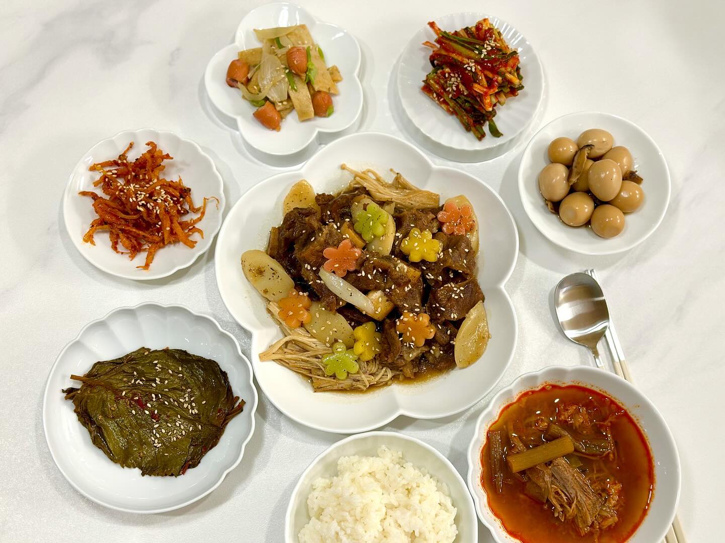 ఇ

흰쌀밥 육개장 소갈비찜
메추리알장조림 파김치
소세지어묵볶음 진미채볶음 깻잎지

⠀

⠀