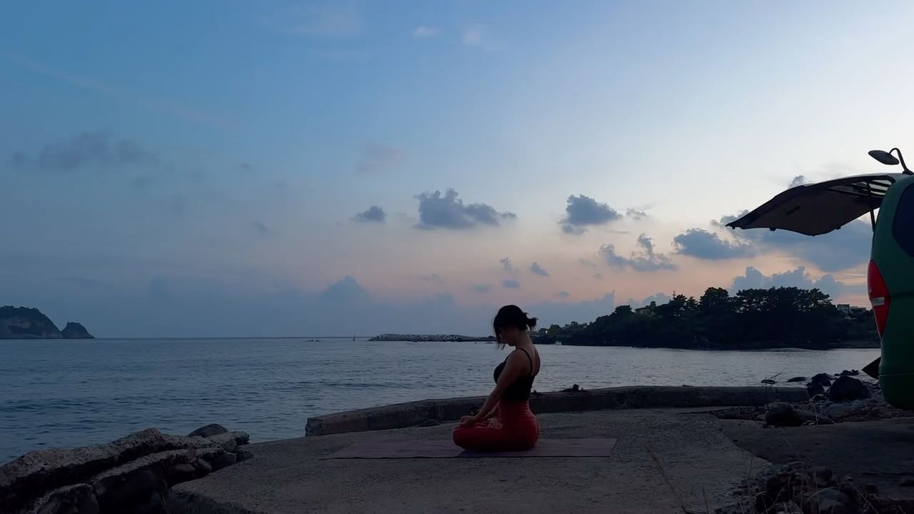불과 몇 년 전 나는 ‘ 왜 그랬을까. ’라는 후회를 많이 하며 살았던 날들이 있었다

아픔과 고통을 깊이 묻어둔 채 외부에서 해결책을 찾으려하고 무언가를 기약없이 기다리며 막연하게 행복해지려 꿈을 꾸었었지말이다

그런 모진 날들과 그 날들이 있었기에 지금의 내가 존재하고 있구나를 알았다

지난날 떠올려 슬퍼하기보다는 나 자신을 이해하는 사람은 언제나 나와 함께하기에 어떤 생각이나 감정이 일어나도 외면하지 않으며 문득 떠오르는 기억들도 받아들이고 바라보는 힘이 생긴다는 걸 알았다

어쩌다보니 여기서도 끊임없이 달리고 있었고 쉼이라는 한숨 내쉼을 들었을까. 나에게 처음으로 몸살이라는게 찾아왔다 너무 아파서 괴로워..말를 반복했는데 다시 정신 번쩍 들며 멀쩡해지니 감사함으로 받아들여지는 오늘의 하루다.. 휴 반짝 빛나는 하루를 맞이해야지 ✨✨🌞