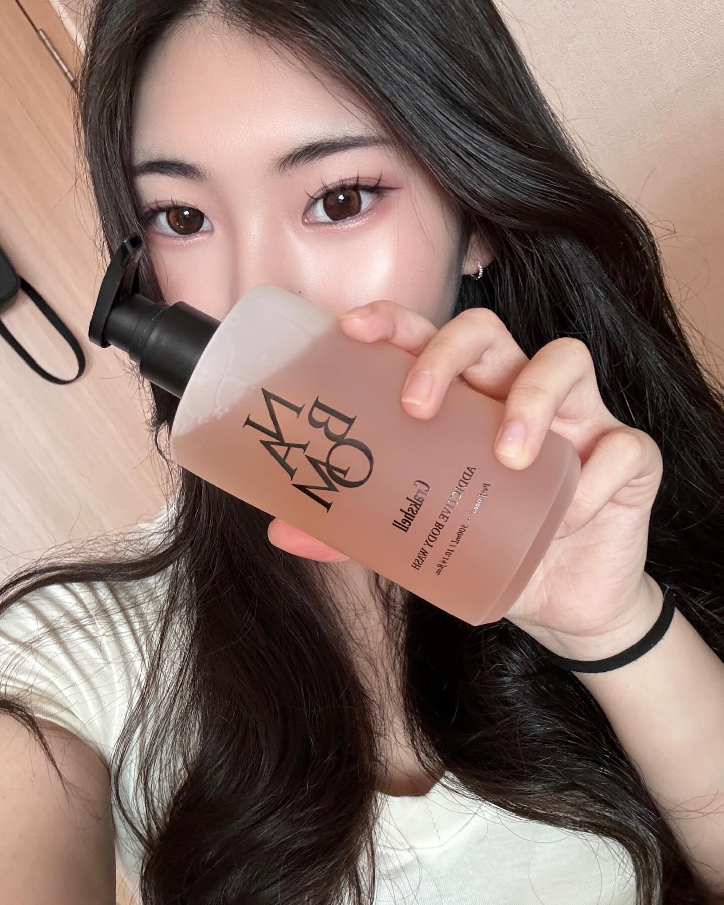 #협찬 
요즘 완전 잘 사용하고있는 크랙쉘 어딕티브 바디워시 🧼🫧
향은 가든 ( garden ), 데킬라 ( tequila ), 나봄 ( nabom )
차례대로 프루티 플로럴향, 우디 머스크향, 달콤한 복숭아의 오리엔탈 향입니다 !! 💗

이 제품 장점 🫧
✔️ 오래 지속되는 풍부한 향기
✔️특허받은 망고복합 추출물
✔️Cell plus-pF1 공법 ( 특별 수분 레시피 )
✔️피부진정 & 장벽케어
✔️약산성 + 풍성한 거품 

향기도 너무 좋아서 요즘 꾸준히 잘 쓰고있고 특히 약산성이라 예민한 피부를 가진 저에게도 너무 잘 맞아요 😻
향들도 호불호 없이 쓸수있을거같아서 모두에게 추천드립미댜.🩷

#크랙쉘 #crakshell #지문바디워시 #향좋은바디워시 #바디워시 #바디워시추천 #바디워시추천템 #바디워시맛집 #바디워시후기 #바디워시3종
