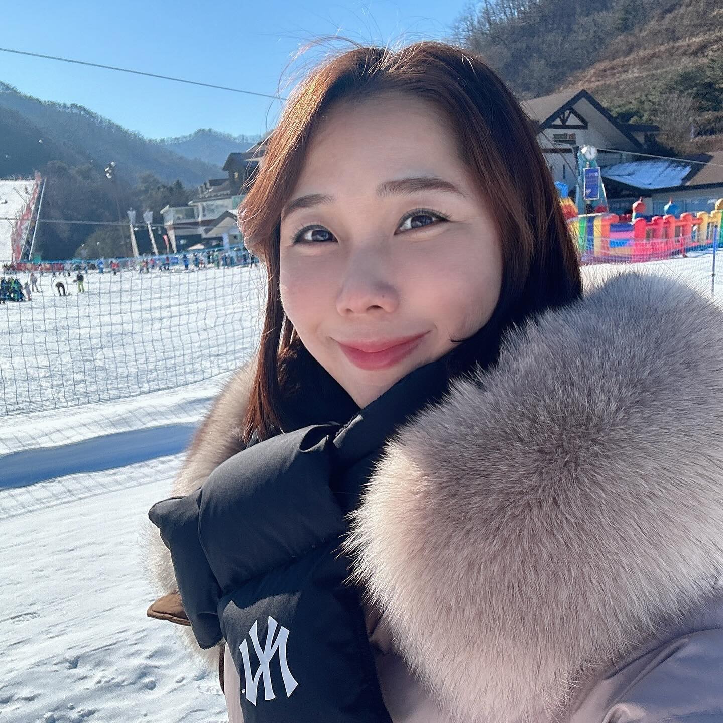 -

사랑가득한 다섯남자들과 함께
방학첫날에 #엘리시안강촌 썰매장여행 :)

간만에 스키장에 신나신나 
날씨는 기가막히게 따뜻해서 땀이 났응 
어째- 엄마들이 더 신난거같으닼ㅋㅋㅋ
너희다섯 엄마셋 더 끈끈해졌음🫶🏻
이안이가 계속 I’m happy 외친다능 :)
엉가모, 다음여행은? 

#이현아내년엔함께하자 #겨울방학 #유치원방학 #썰매장 #최애치킨은노랑통닭 #또시켜먹어야지 #행벅 #살쪘다 ㅋㅋㅋㅋ #뭐어때행복하면됐지 #엉가모모임