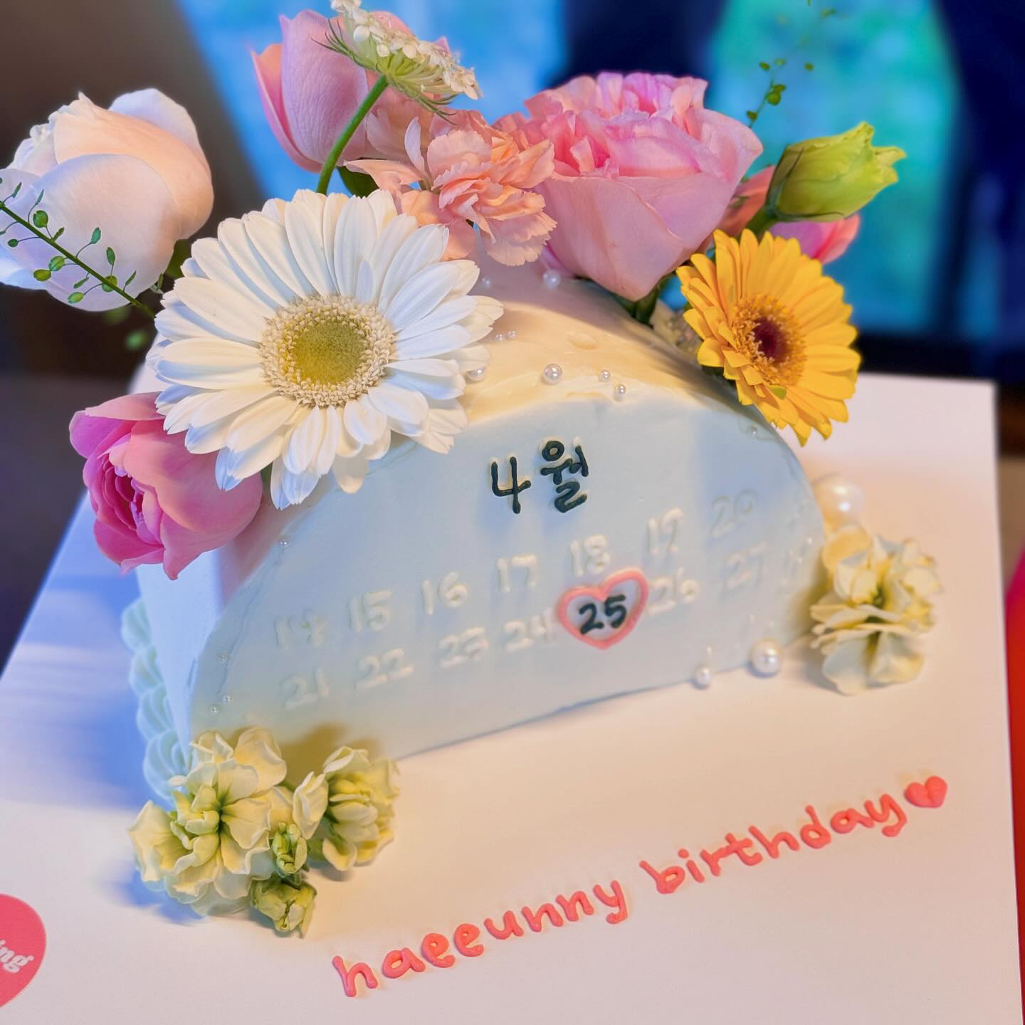 🎂
더 늦기 전에 올리는, 안 올릴 수 앖는 생일 피드 🎂💕

사랑하라 생일이 마치 내 생일 같은 기분이라
언제부턴가 내 생일에 무던해지더라 😂

문득 이제껏 다른 사람들 주문 케이크만 해주고
정작 나는 한 번도 못 받아봐서 내심 받아보고 싶었기에
오빠한테 생일 선물은 주문 케이크로 부탁한다 이야기했었지만
사실 워낙 바쁘니 큰 기대는 없었고.. 
그래도 내가 먼저 말했으니 아주 쪼오끔 기대했는데
오빠가 생일 전날 갑자기 이번 생일 선물은 여행이라면서
케이크를 퉁치는 것이 아닌가😌

물론!!! 케이크보다 훠얼씬 더 좋지만..!!!!
그래도~~ 그래도 ~~~ 쪼오끔 한 20분 정도 서운했다는 것...😊

그런데 동서께서 케이크를 2개씩이나 준비해 주었다😭😭
진짜 감동의 물결 타고 못 돌아올 뻔
내가 꽃 좋아하니까 생화 케이크 하나🎂
사랑이가 직접 그린 그림으로 만들어진 케이크 하나🎂
오빠가 직접 준비는 못 해도 뜻을 전달하여 이루어진
나의 케이크 소원 🤍 감사합니당 🤍 im_sunjung novafowe 😆

행복 그 자체 🤍🤍🤍
정말 고맙습니다아🤍🤍🤍
축하해 주신 모든 분들 감사드려용🤍🤍🤍
⠀
⠀
#happybirthday #🎂 #🤍
⠀
⠀
