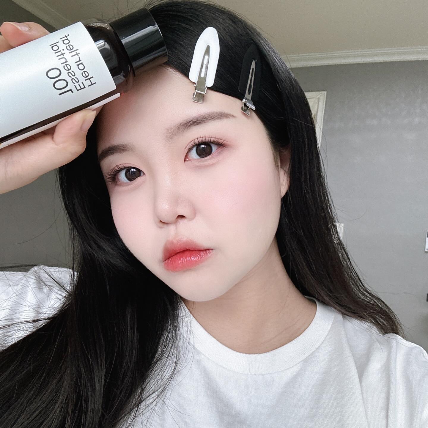 #협찬제품 #광고 

이번에 누리숲에서 어성초 추출물 100 스킨과 토너팩키트를 제공받아 꾸준히 써보면서 요즘 피부가 건조해지면서 붉게 트러블이 올라오고 있었는데 진정효과를 굉징히 많이 봤다🙌🏻

비건이란 점도 너무 마음에 들었는데 성분도 백점 💯

데일리하게는 토너팩과 닦토로 활용하면서 
메이크업 한날 건조해져 들뜬 피부에 수정용으로도 들고 다니는 중! 보습효과가 있어서 올라온 각질과 결을 한번 슥 정리해주고 다시 쿠션을 두들여주면 매끈뽀송해지는 효과까지🫶🏻

단독으로도 사용가능하며, 다른제품을 (로션, 크림, 에센스, 리무버 등) 첨가해서 배합활용도 가능한 DIY 제품이예요!
*DIY 특성상 배합이 정해져 있지 않고, 피부 컨디션 및 사용감에 따라 조절하여 자유롭게 활용 가능한 점! 

#누리숲 #백점추출물 #100점추출물 #어성초추출물 #어성초에센스 #비건화장품 #협찬