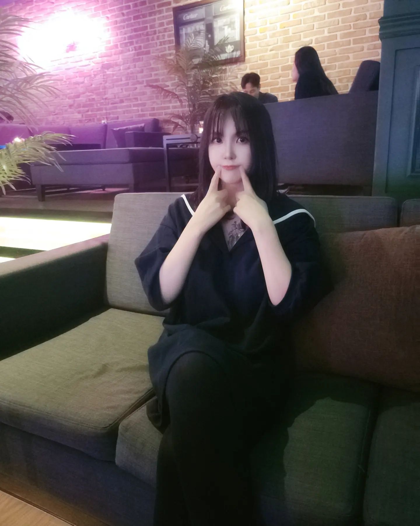 #수성못 #고바슨

꺄앙>< 카페에서 사진 찍기 삼매경ㅋㅋㅋㅋ사진만 계속 찍은 기분...
많이도 찍었네..

오늘 불금이예요오오
전 급 약속 잡아서 시내갑니당🤩🤩
전 진짜 즉흥적인 사람...
휴.. 난 계획적이 될 슈 없나봐잉><

#대구 #시내 #동성로 #카페 #사진 #셀카 #전신샷 #원피스 #불금 #즐기러 #갑니다 #얼굴 #얼빡샷 #귀척 #이쁜척 #죄송