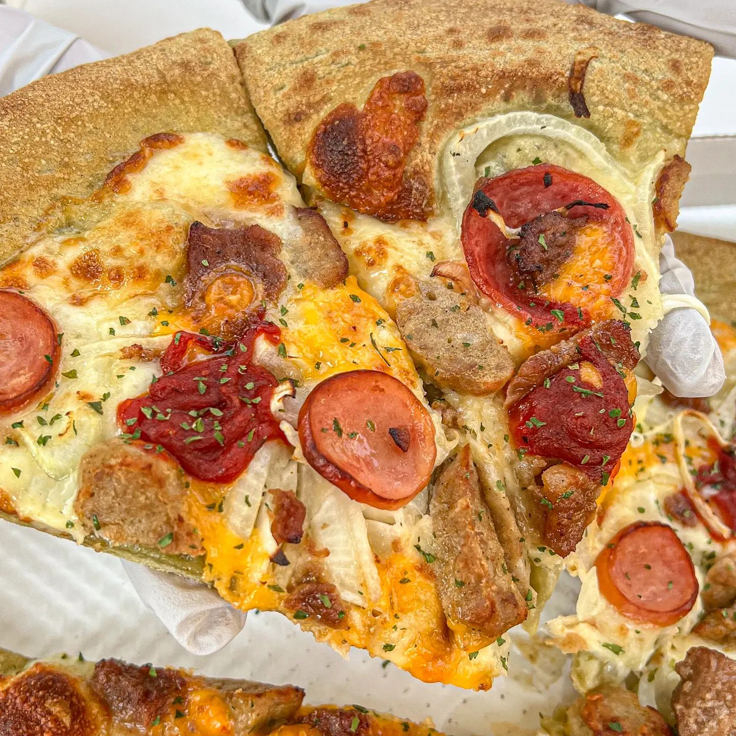 #광고 pizzamaru_officia

l씨푸드도 사랑하고 고기도 사랑하는 피자러버들 모여라피자마루에서 명란 크림 새우 피자와 미트러버 피자 출시!

저는 고기를 더 좋아하는 육류파여서 미트러버 피자를 선택했는데요!

고기를 좋아하는 분들은 가성비있게 꼭 먹기 좋은 피자에요.

초벌한 듯 훈연 향이 느껴지는 고기 토핑과 촉촉하고 부드러운 단짠단짠한 불고기, 톡톡 씹히는 소시지까지 고기 토핑의 퀄리티가 훌륭했어요! 

피자마루의 피자는 애초에 갓성비가 좋다고 알려져 있는데, 방문 포장을 하게 될 경우 더 저렴한 가격에 피자를 구매할 수 있고, 라지 사이즈와 풍성한 토핑을 만원 한 장으로즐길 수 있어요, 

그리고 피자마루는 엣지 종류가 많아 취향에 따라 선택이 가능해요 !

토핑도 업그레이드가 가능해서 몬스터로 변경하게 되면 더 많은 토핑을 즐길 수 있어요!

피자 한 판으로도 아쉬운 분들에게는 토핑은 필수 !

고기 퀄리티가 좋은만큼, 바비큐의 훈연향이 입 안을 감싸고, 불고기는의 부드러움과 소시지의 탱글함이 정말 일품이에요, 고기 좋아하시는 분들에게는 완전 강추에요!

[곰이가 알려주는 피자마루]
미트러버피자 (12.9)
명란 크림 새우 피자 (12.9)

피자마루 덕정점
경기 양주시 고암길 335
매일: 11:00 - 23:00
031-857-8535

#피자마루 #피자마루신메뉴 #미트러버피자 #미트러버 #피자추천 #피자맛집 #덕정맛집 #양주맛집 #배달맛집 #배달추천