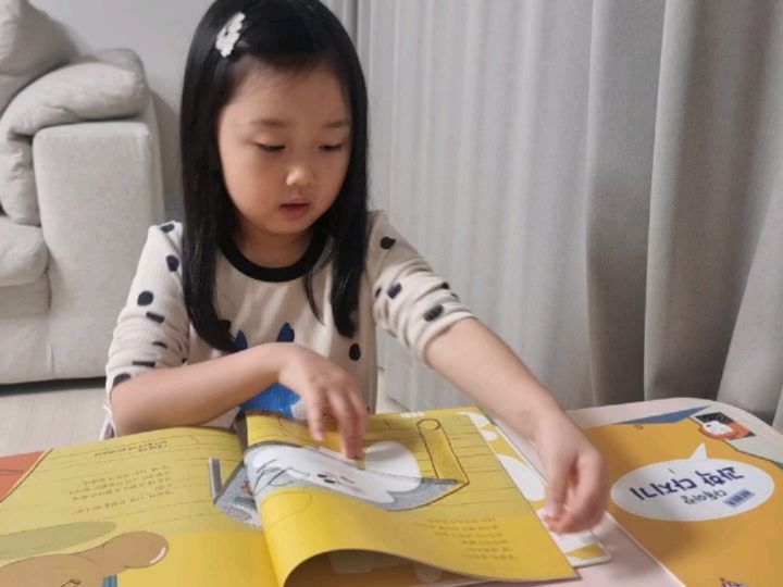 #협찬 🌞 햇빛에 오래 있으면 피부가 어둡게 변하는 건 왜일까? 🤔 

아이들의 과학적 호기심은 일상으로 부터 시작된다.
일상에서 자주 경험하는 작고 평범한 궁금증을 활용하여 어린이들의 탐구심을 자극하는 유아과학 그림책 다독다독과학.

다독다독과학 전집의 '뭉클이의 위험한 모험'편은 피부 없는 주인공 뭉클이가 피부가 없어서 겪는 어려움을 통해 피부의 특성과 역할을 보여주는 멋진 그림책이다.

다독다독과학의 도서 중에서도 이 책은 플랩북과 펼침북이 중간 중간에 구성되어 있어 아이들이 더 쉽게 책을 읽고 이해할 수 있게 도와준다.

피부의 기능에 대해 배우더니 앞으로 간지러워도 긁지 않겠다고 다짐하는걸 보니 독서의 효과가 바로 나타나네😏
독후활동 할려고 책읽는 애 ㅋㅋ 개인적으로는 독후활동집이 책이랑 별도로 되어있어서 좋다😀 (책에 낙서 싫어하는 1인ㅎㅎ)

#신간전집 #다산어린이 #유아과학전집 #유아전집추천 #과학전집 #호기심해결 #과학전집추천 #다독다독과학 #유아책놀이 #유아과학 #호기심과학 #입체과학 #육아 #책육아