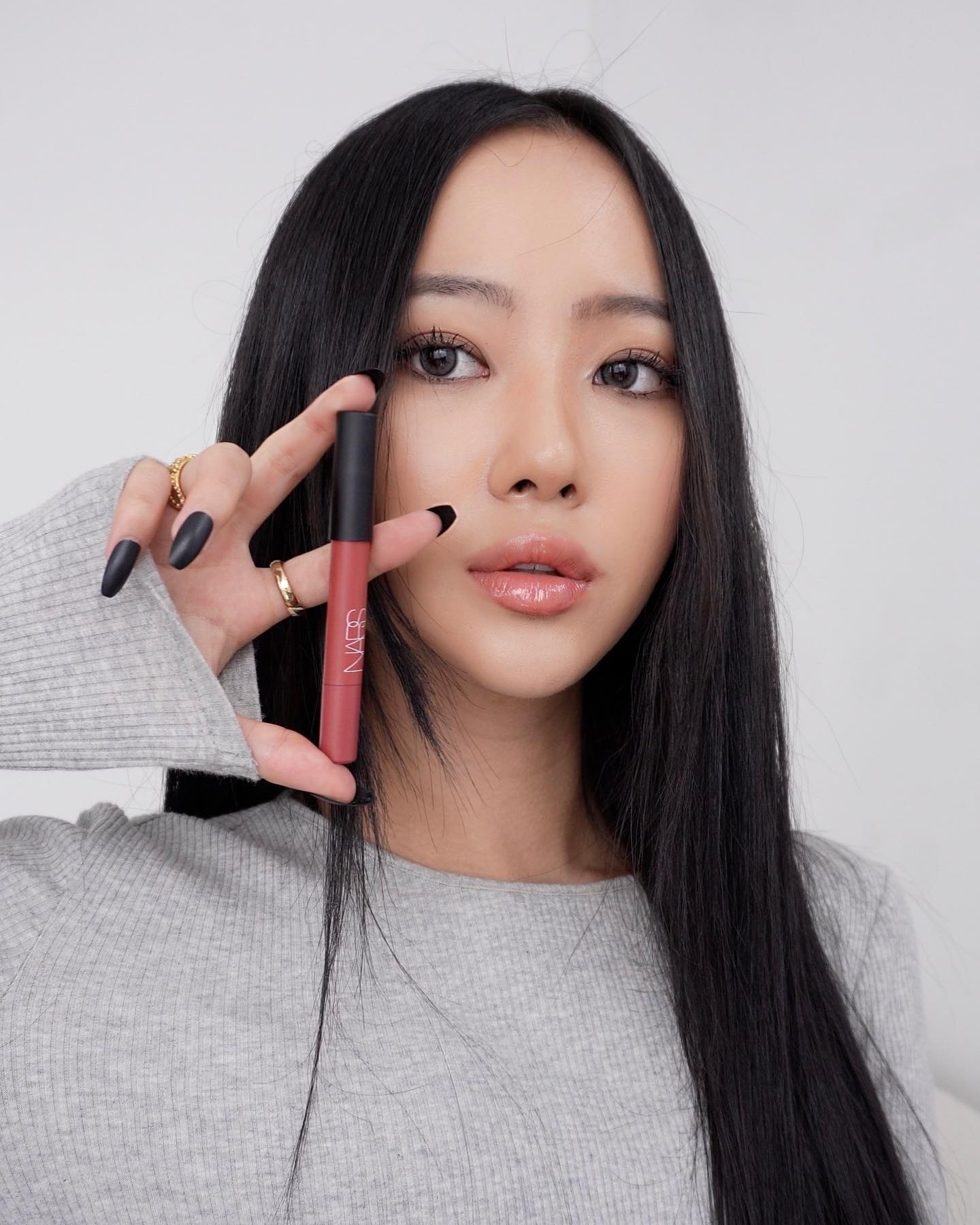 #광고 “STAY IN POWER”
나스만의 파워풀하고 대담한 발색력과 브랜드의 기술력을 온전히 담은 파워매트 하이 인텐시티 립 펜슬이 출시되었습니다. 다른 립 펜슬과는 다르게 아메리칸 우먼 컬러의 강렬한 발색 매트한 마무리에도 착용감이 가벼워 오랜 시간 편한하게 사용할 수 있었는데요. 다가오는 F/W에 활용하기 좋은 웨어러블한 쉐이드로 가득해 쟁겨놓고 골라 사용할 제품이랍니다 🍂

9/1 전국 나스 매장 및 온라인 몰 구매 가능하다고 하니 이번 가을립은 나스에게 맡겨 보아요🤎

#STAYINPOWER #나스 #파워매트립펜슬 #반전매트 #크리미매트 #블러립펜슬 #나스립펜슬 #립펜슬 #립펜슬추천 #립 #립추천 #NARS#NARSKOREA#narsissist
