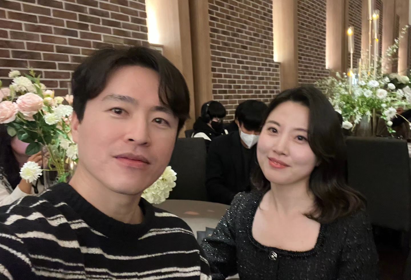 올려도 된다고 확답 못 받았는데 그냥 올림 😋ㅋㅋㅋㅋ 미안
6시부터 샵에 가서 받은 메이크업 자랑해야게쏘.. ㅋㅋㅋㅋㅋ

#겐그레아 #겐그레아메이크업 #겐그레아헤어 #cenchrea