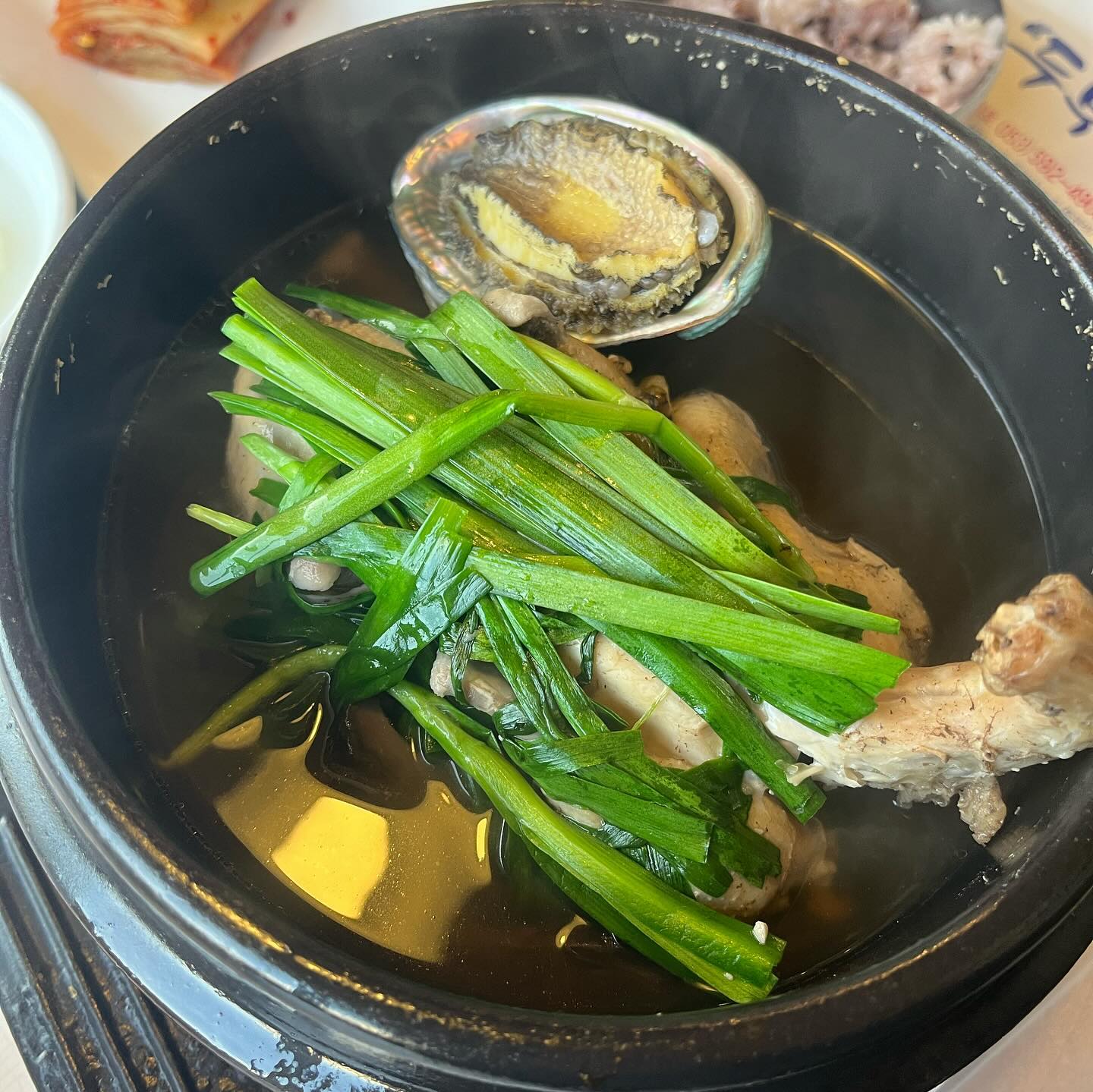 몸보신에 최고인 전복능이영계백숙 맛집 #만수정

대구 다사에 위치한 만수정에 백숙먹으러 갔다옴
요즘처럼 추운날씨에 뜨끈허니 기력회복에 좋은 삼계탕 최고👍🏻
좌석마다 온열매트 설치되있어서 방댕이 지지면서 뜨뜻하게 즐길수있음
백숙먹다 바라본 창가뷰 죽여줌...
같이나오는 밑반찬들도 정갈하고 명이나물이랑 동치미 백숙이링 조합 최고
능이랑 전복이 들어가 육수가 진하고 감칠맛이 장난아님
일반 백숙맛보다는 능이맛이 느껴지는 국물이였다
백숙살도 야들하니 뼈랑 분리도 슥슥 잘되서 먹기편했음
다먹으니까 배가 뜨끈해지는게 느껴졌음
기력회복이 필요하신분 만수정 추천드립니다

📍대구 달성군 다사읍 문양역2길 15
📍매일 11:00~21:00

#대구다사맛집#대구삼계탕#대구삼계탕맛집#달성군맛집#다사읍맛집#대구백숙맛집#대구맛집#대구가족모임