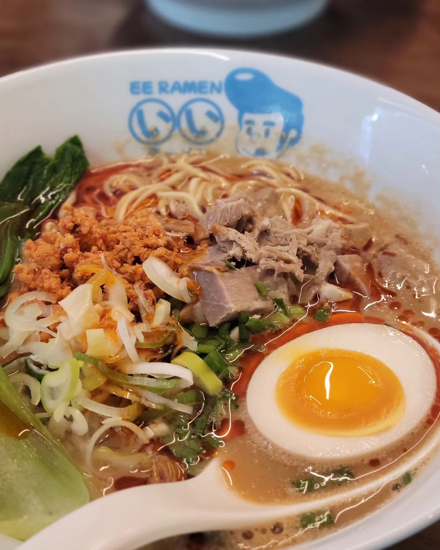🍴일식라멘(이이라멘)🍴
.
❗️일본 현지를 전포동에서 느끼기❗️
.
전포동 찾아가기 너무 좋은 위치에 있는 이이라멘💕
밖에서 본 인테리어도 너무 깔끔하고 내부도 귀엽게 꾸며져있어서 기분좋아지는 식당😚
.
키오스크에서 참깨탄탄멘과 니보시시오라멘, 교자 주문👍
메뉴설명도 같이 친절하기 적혀있는데 참깨와 라유로 향을 낸 고소하고 얼큰한 탄탄멘과 니보시와 고기육수에 소금으로 맛을 낸 맑은육수 라멘이라고 함😲
.
비쥬얼도 완전 일본 그자체인데 육수 한입 맛보면 시원하면서 깊은 맛 그대로😋
탄탄멘은 살짝 얼큰하면서 교자만두와 완전 찰떡궁합👍
면자체도 얇고 부드러워서 국물이 잘 스며든 맛💕
.
일본 그대로의 맛을 느낄 수 있었던 라멘맛집 그자체💋
.
❗️교자만두까지 시켜서 환상궁합느끼기❗️
.
🔹️부산 부산진구 서전로38번길 66
🔸️니보시시오라멘 9,500
🔸️참깨탄탄멘 10,000
🔸️교자만두 5p 4,500
.
.
#협찬 #이이라멘 #전포맛집 #전포라멘 #부산라멘