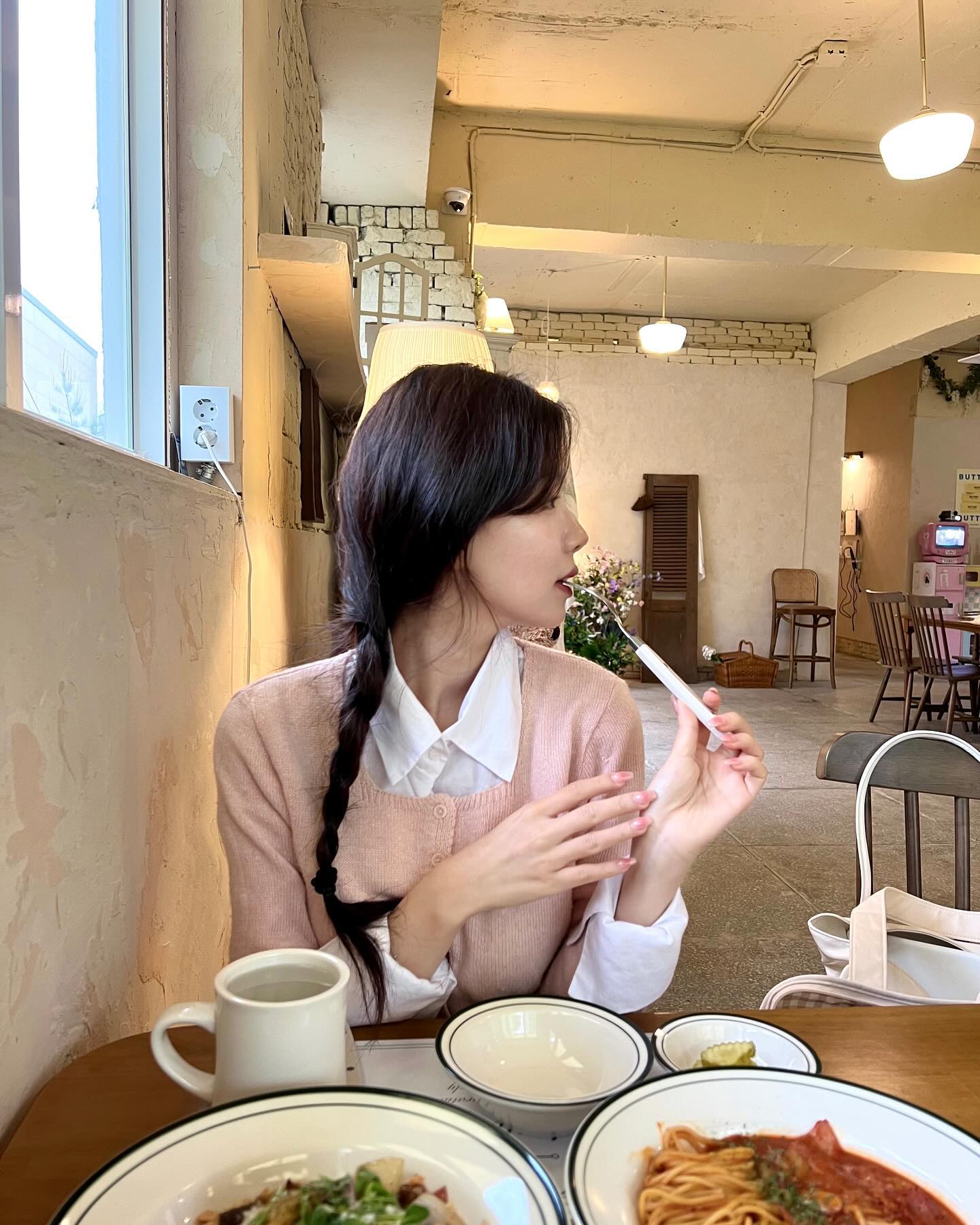 아기자기해서 밥도 안 먹고 주변만 두리번🧸