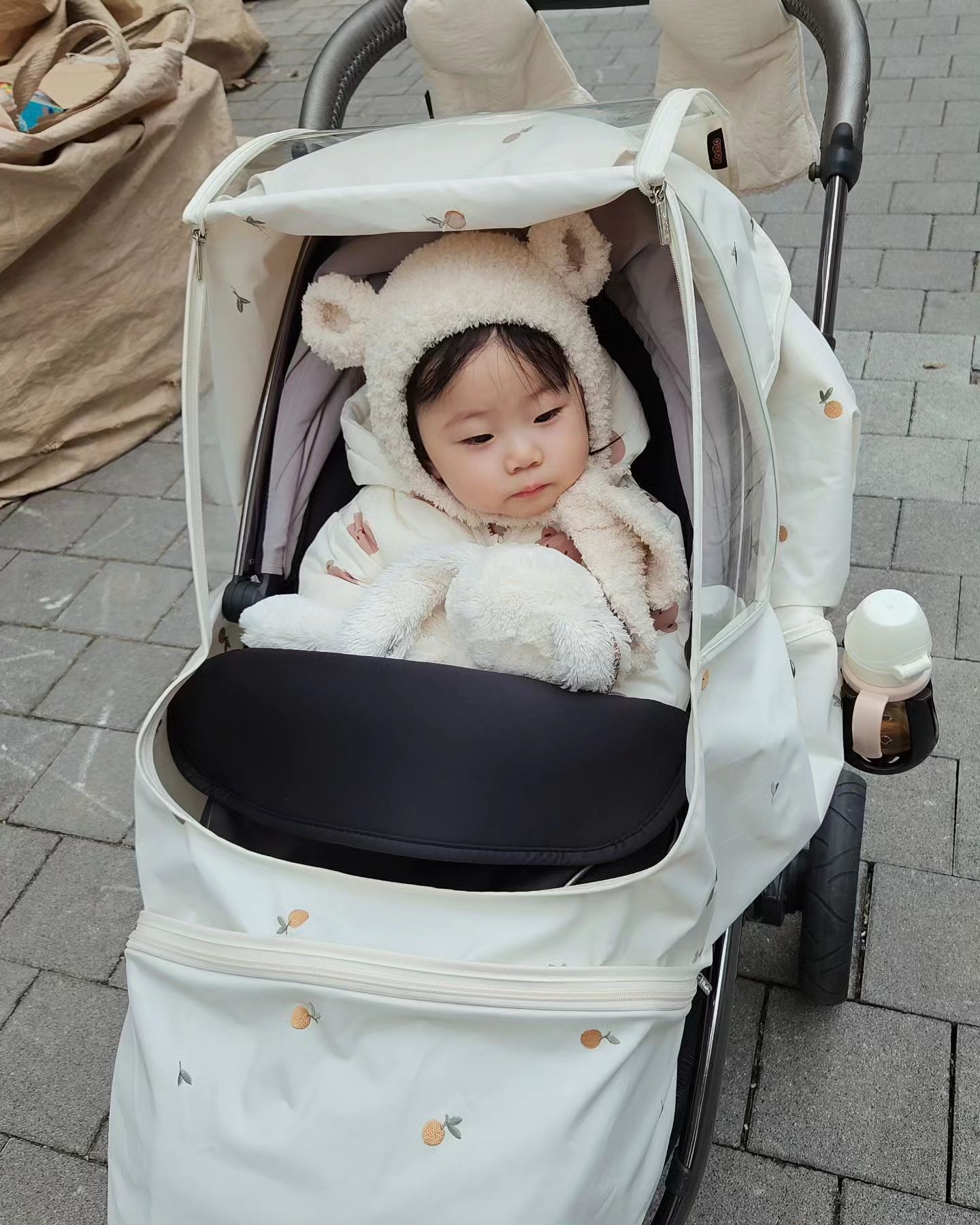 날씨가 너무 추웡😐😐
잠깐 나올때도 완전 무장!

#추워 #겨울 #한파 #아기모자 #아기코디