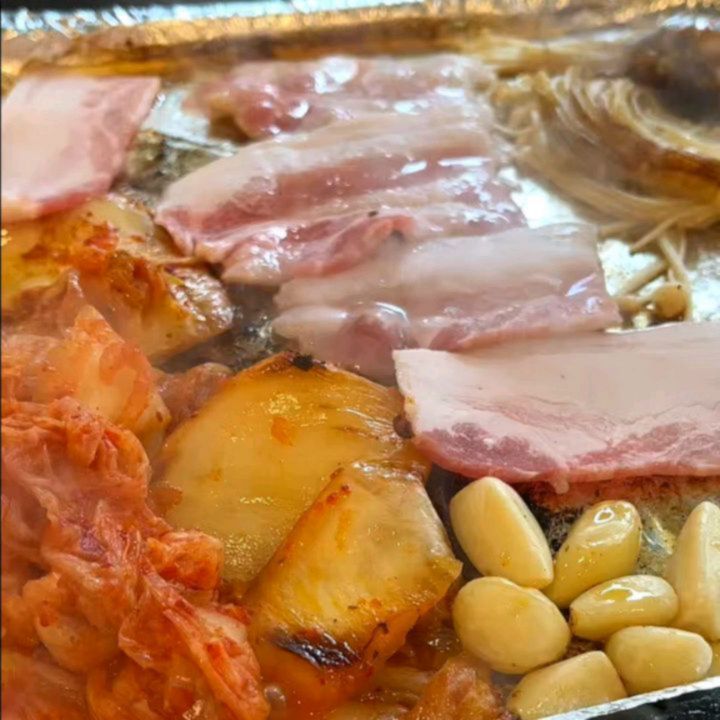 #협찬 
양재동 냉삼의 성지 #영동회관 다녀왔습니다 🍽

친구랑 같이 도착하고보니
냉삼먹으러 자주 회식하러 왔던곳이라고 🙂
유명한곳이라 그런지 주변에서 많이들 오나봐요

저희는 당연히 냉삼으로 바아로 주문했어요😚
레트로 너낌 가득한 쟁반에
맛도리 반찬들 세팅되서 나오고
냉삼이 나왔는데 양이 기대이상으로 푸짐❤

김치랑 마늘샥샥올려서 냉삼이랑 같이 구웠어요
잡내도 안나고 진짜 담백해서 안질리고
고기가 계속 들어가더라구요 😅

냉삼한판 더시키고 
파절이랑 구운김치조합으로
한번더 먹고나서야 멈출수있었어요 🍺

마무리는 역시 볶음밥이쥬 🤩
챰기름에 볶음김치에 김가루 조합이면 미쳐요
다이어트중만 아니였으면 
역대급 주문찍을뻔..😅

오늘은 퇴근하고 시원한맥주에 냉삼어떠세요??

#양재동 #급냉삼겹 #냉삼 #양재고기집 #양재삼겹살 #고기집추천 #회식 #회식장소추천 #급냉삼겹살 #양재역맛집 #양재동맛집 #양재맛집 #스토리앤체험단 #스토리앤 #출출할때  #먹스타맞팔 #맛스타 #먹스타그램 #맛스타그램 #먹팔맞팔 #맞팔환영 #먹팔반사 #맞팔환영 #좋반